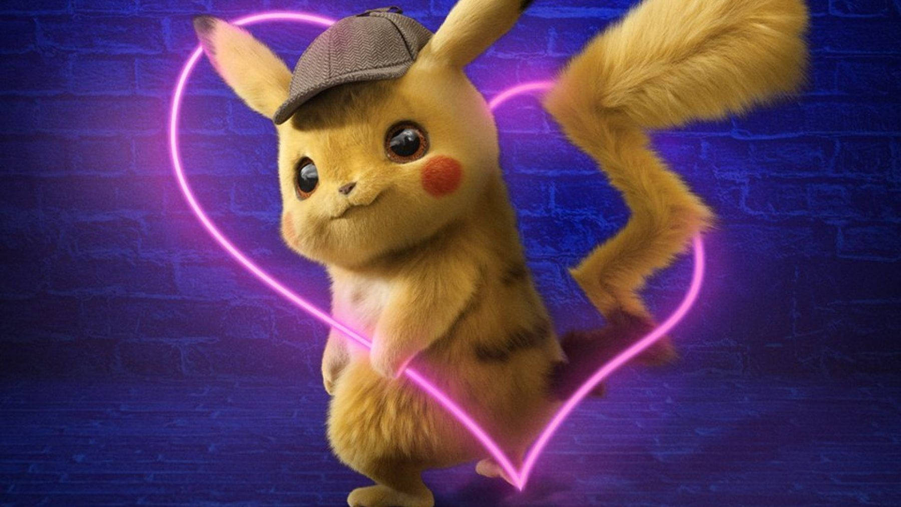 pikachu 3d 桌布 壁紙 — 一隻可愛的比卡超戴着偵探帽，在深藍色磚牆前拿着一個發光的粉紅色心形。