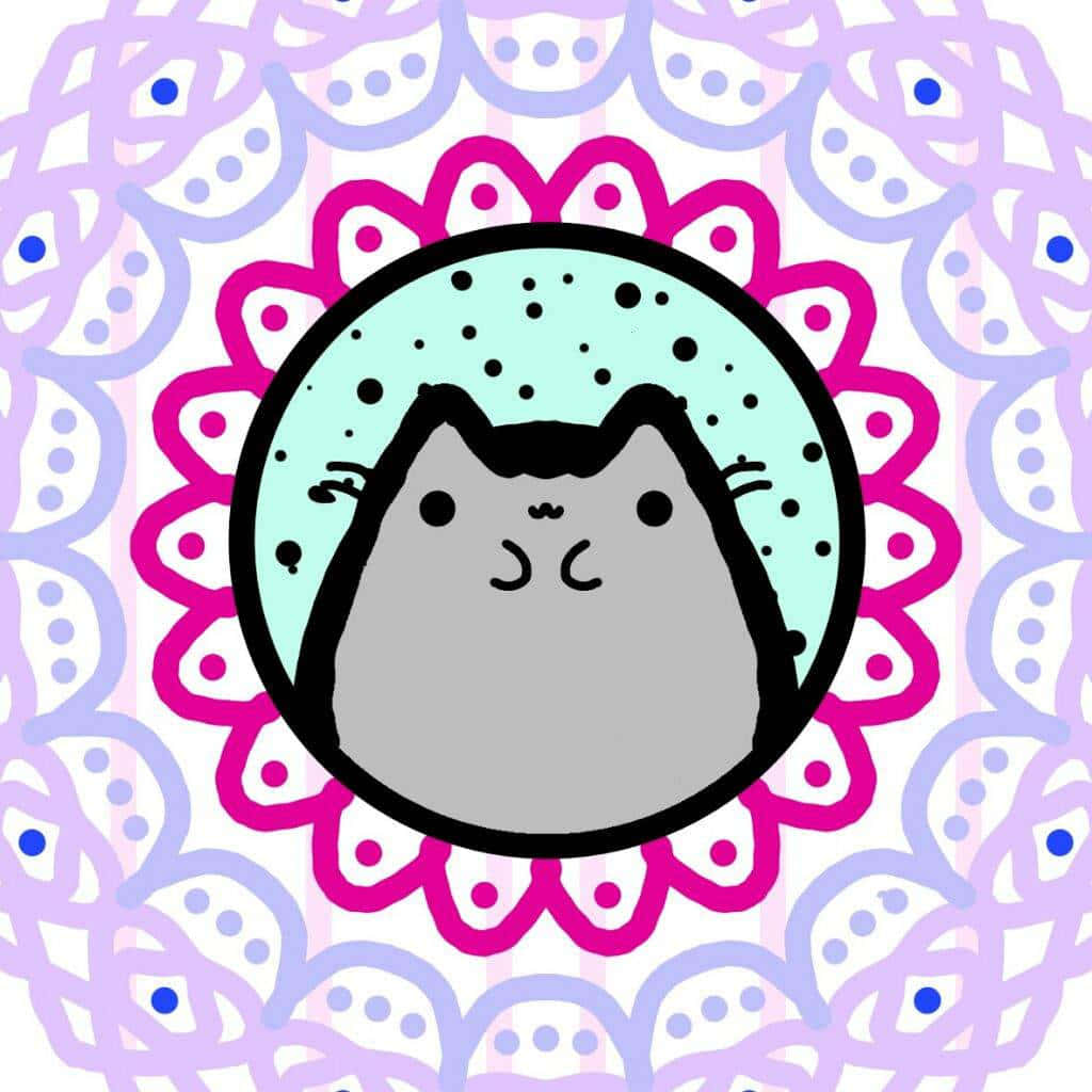 Pusheen 桌布 壁紙 — 一隻可愛的灰色卡通貓咪，帶有黑色輪廓，坐在粉紅色扇貝形圓圈內，背景是粉彩紫色和藍色的曼陀羅圖案。