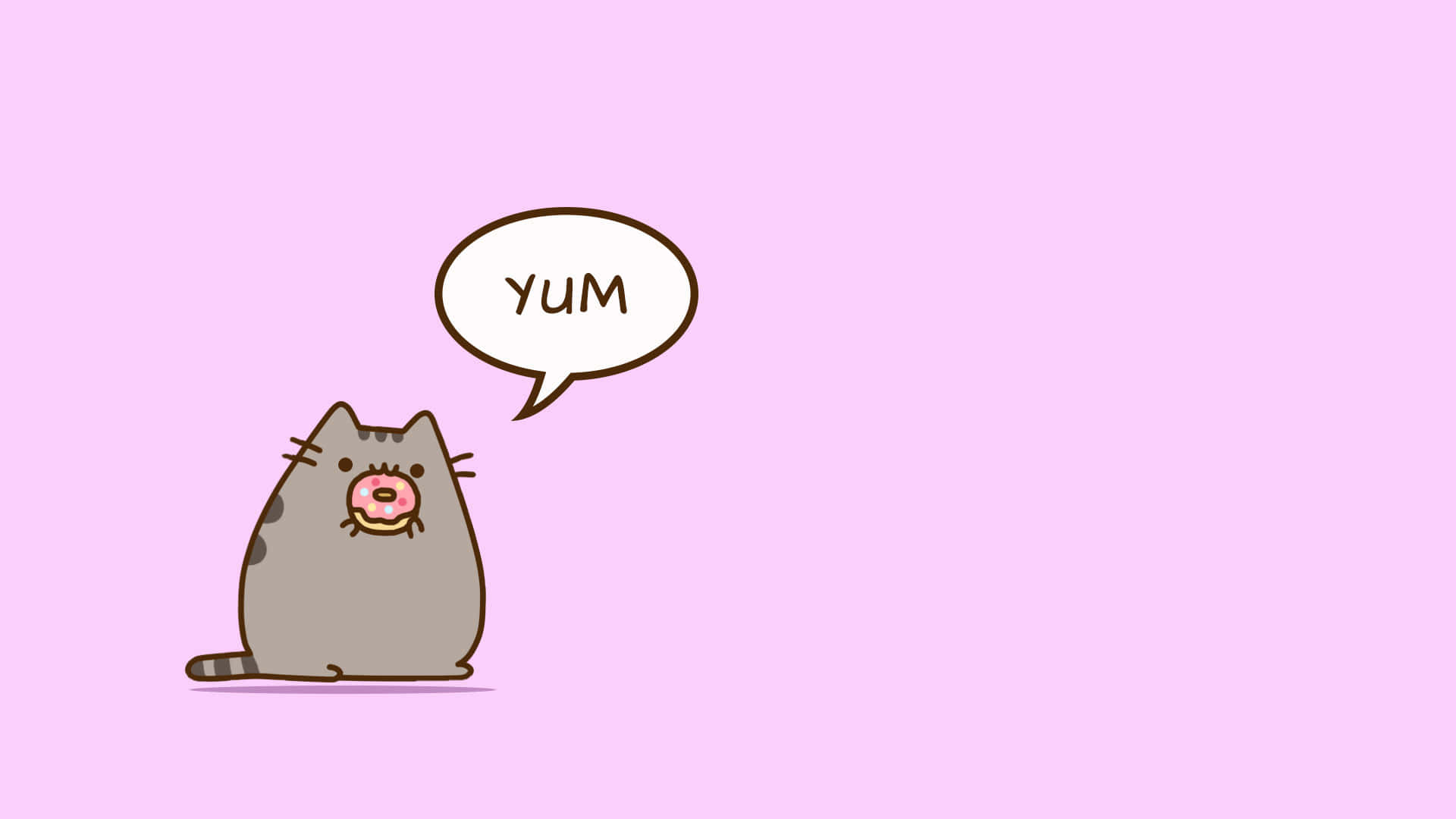 Pusheen 桌布 壁紙 — 一隻可愛的灰色卡通貓咪嘴裡叼著一個粉紅色糖霜甜甜圈，在柔和的粉紅色背景上開心地喊著yum。