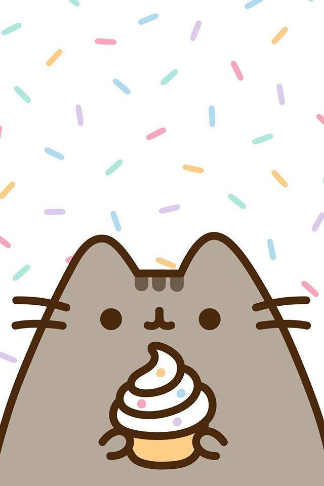 Pusheen 桌布 壁紙 — 一隻可愛的灰色大眼貓咪拿著漩渦紙杯蛋糕，彩色糖粒從上方灑落在白色背景上。