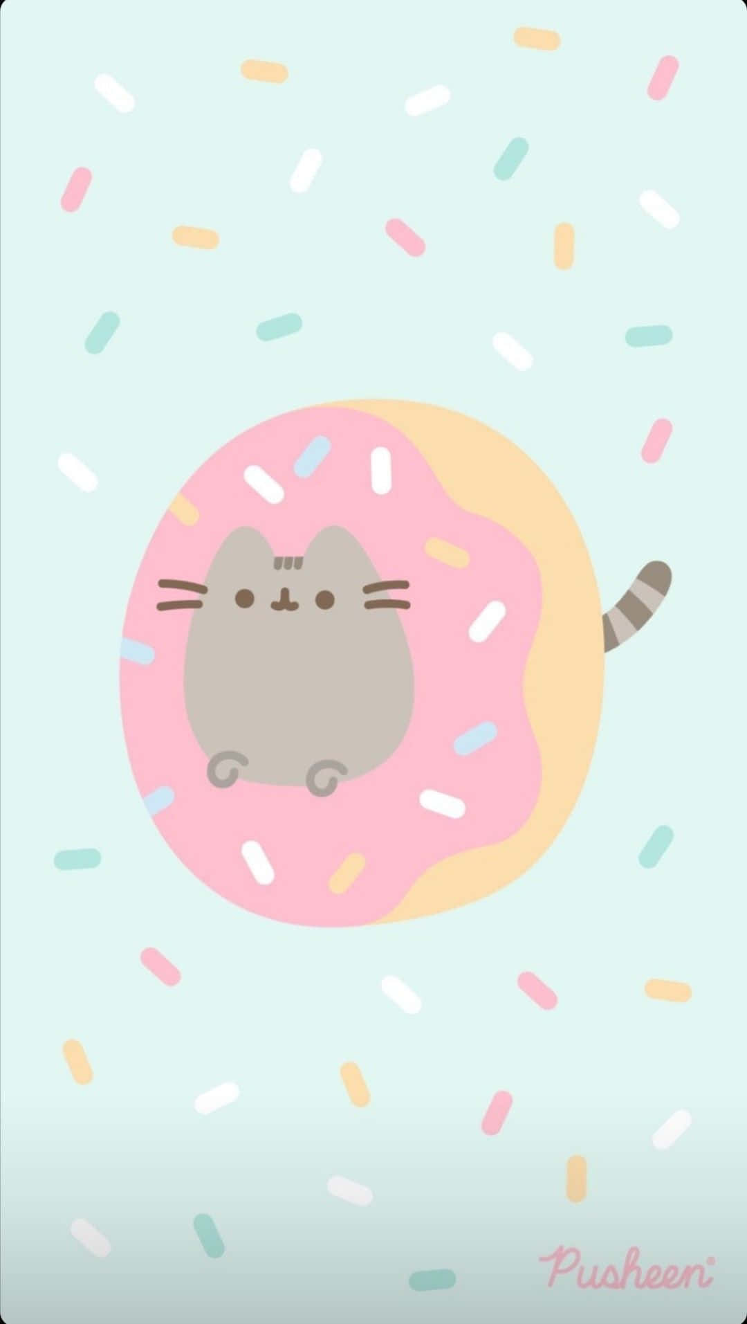 Cute Pusheen 桌布 壁紙 — 一隻可愛的灰色貓咪坐在一個粉紅色糖霜甜甜圈裡，上面有彩色糖粒，背景是淺藍色。