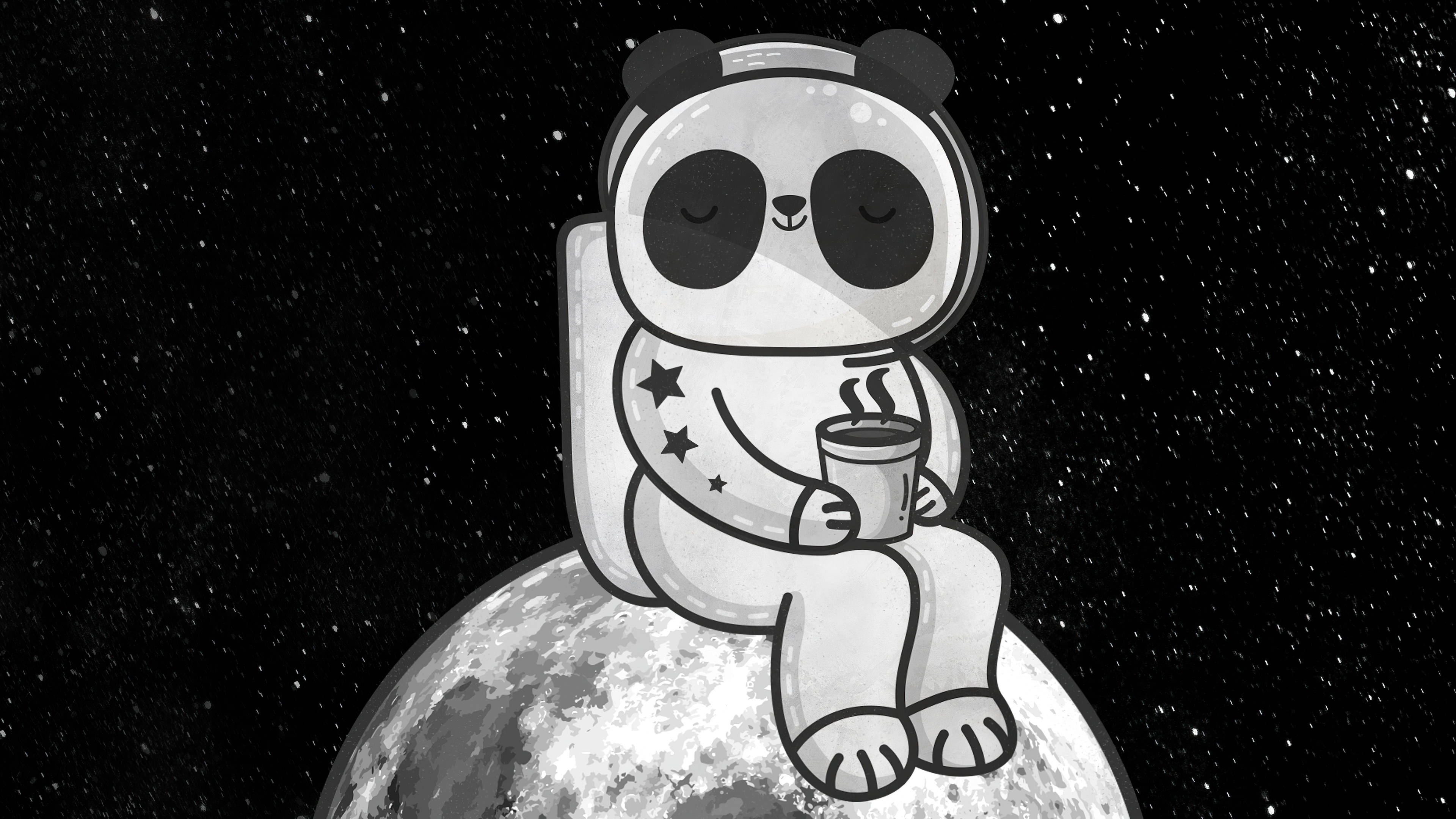 可愛熊貓 桌布 壁紙 — 一隻可愛的熊貓太空人平靜地坐在月球上，手持一杯冒著熱氣的咖啡，背景是滿天星斗的夜空。