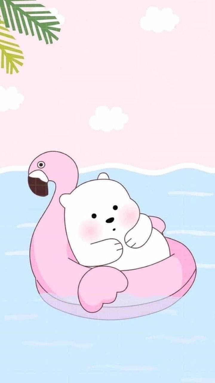 We Bare Bears 桌布 壁紙 — 一隻可愛的白熊，臉頰紅潤，在平靜的藍色水面上，躺在粉紅色的火烈鳥浮床上，天空柔和粉紅，有蓬鬆的雲朵和一片棕櫚葉。