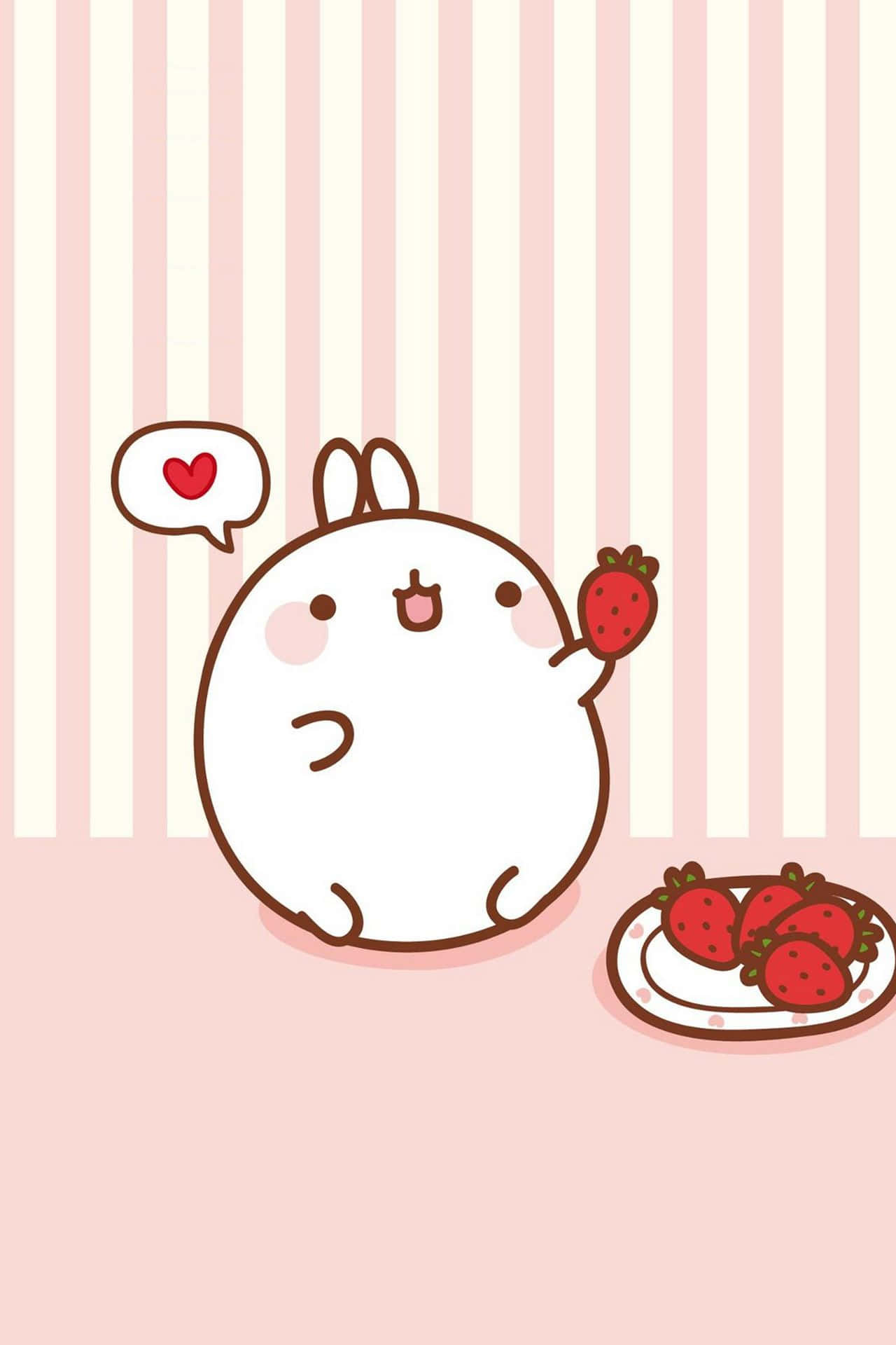 Kpop Kawaii 桌布 壁紙 — 一隻可愛的白色卡通兔仔，帶着心形對話框，喺粉紅同奶油色垂直條紋背景前，喺一碟士多啤梨旁邊拎住一粒士多啤梨。