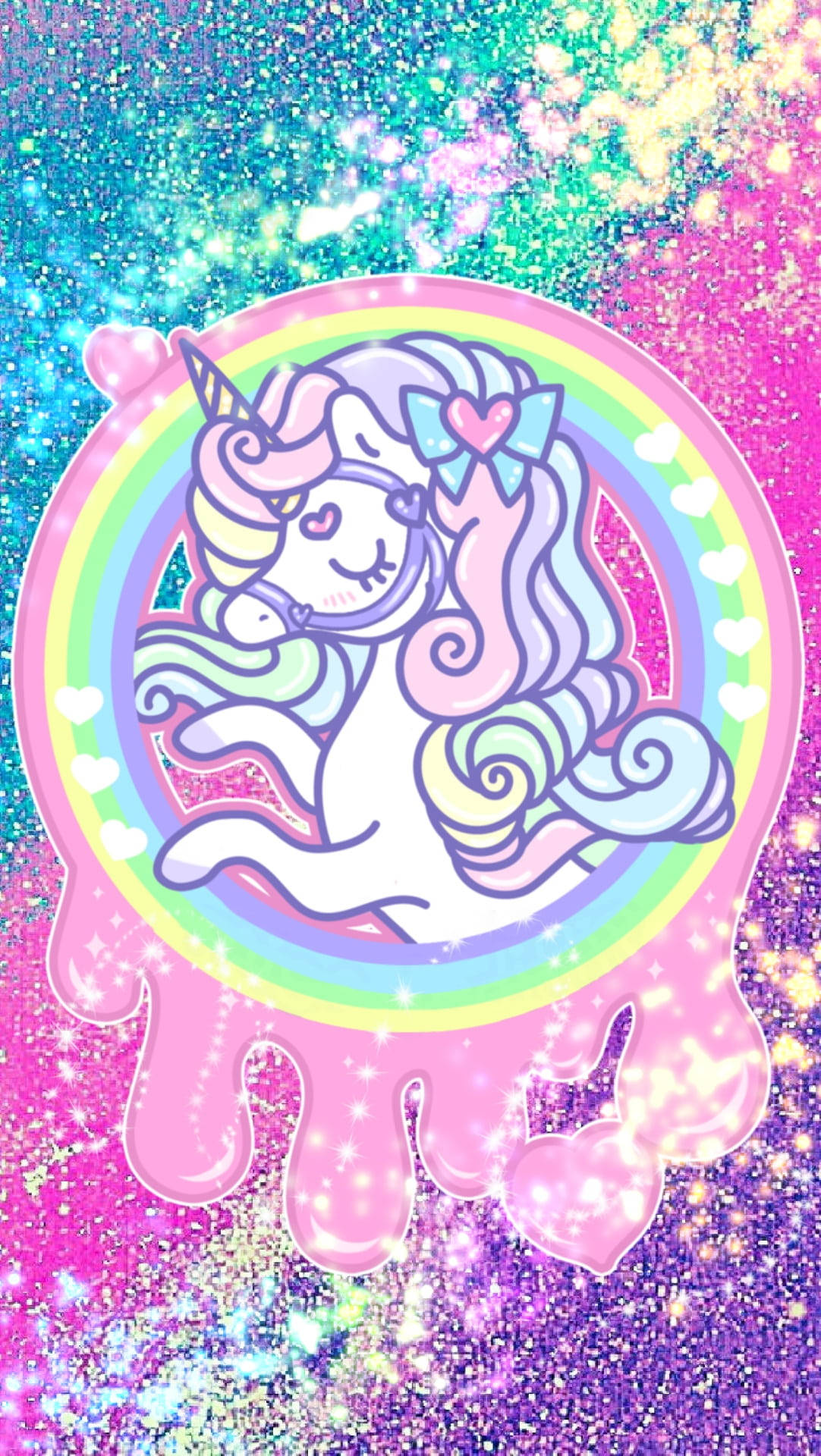 閃粉 桌布 壁紙 — 一隻可愛的粉彩獨角獸，擁有彩虹鬃毛和心形蝴蝶結，坐在一個滴落的粉紅色圓圈內，背景是閃閃發光的多色背景。