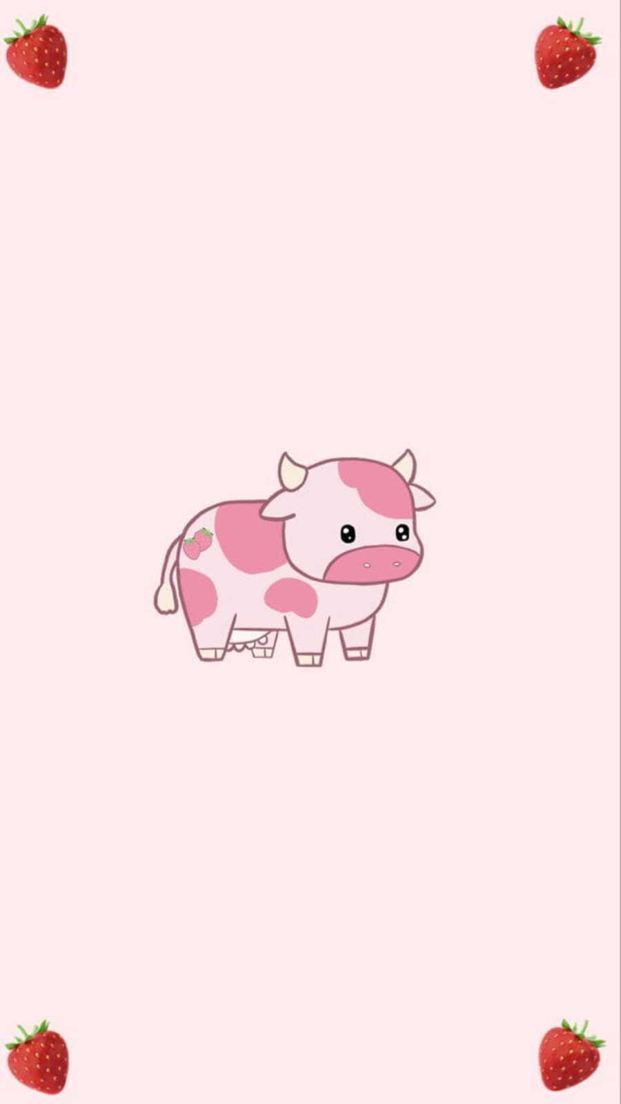 Kawaii Strawberry Cow 桌布 壁紙 — 一隻可愛的粉紅色卡通牛帶有草莓斑點，站在柔和的粉紅色背景中央，四周圍繞著四顆草莓。