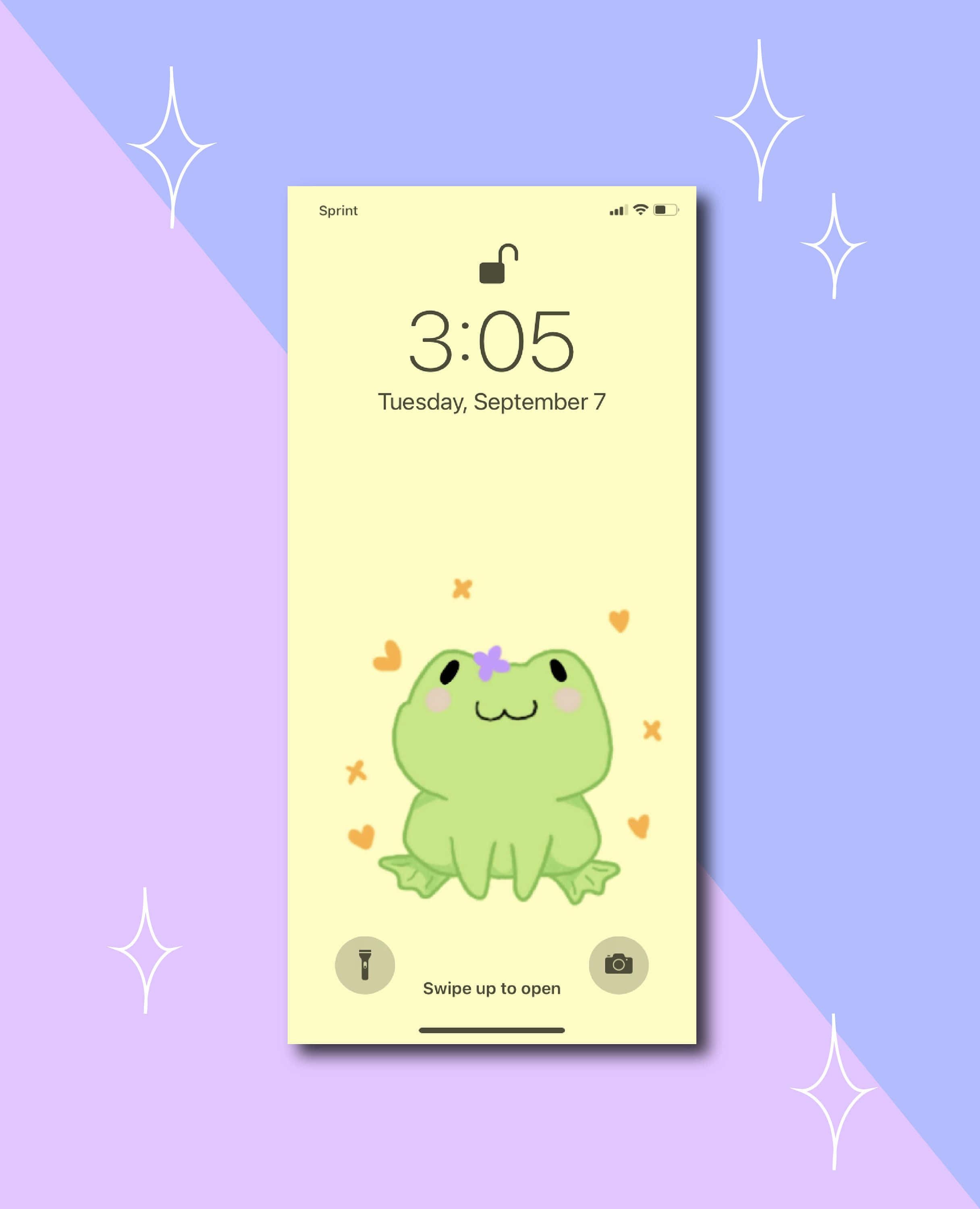 Cute Frog 桌布 壁紙 — 一隻可愛的綠色青蛙帶著一朵紫色花坐在手機鎖定畫面上，背景是帶有閃光的淡紫色和藍色。