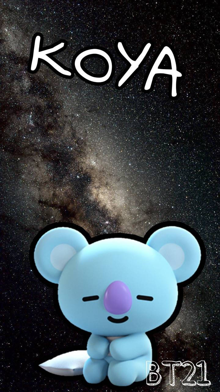 BT21 桌布 壁紙 — 一隻可愛的藍色卡通樹熊平靜地坐在星空銀河背景下，上方有「KOYA」文字。