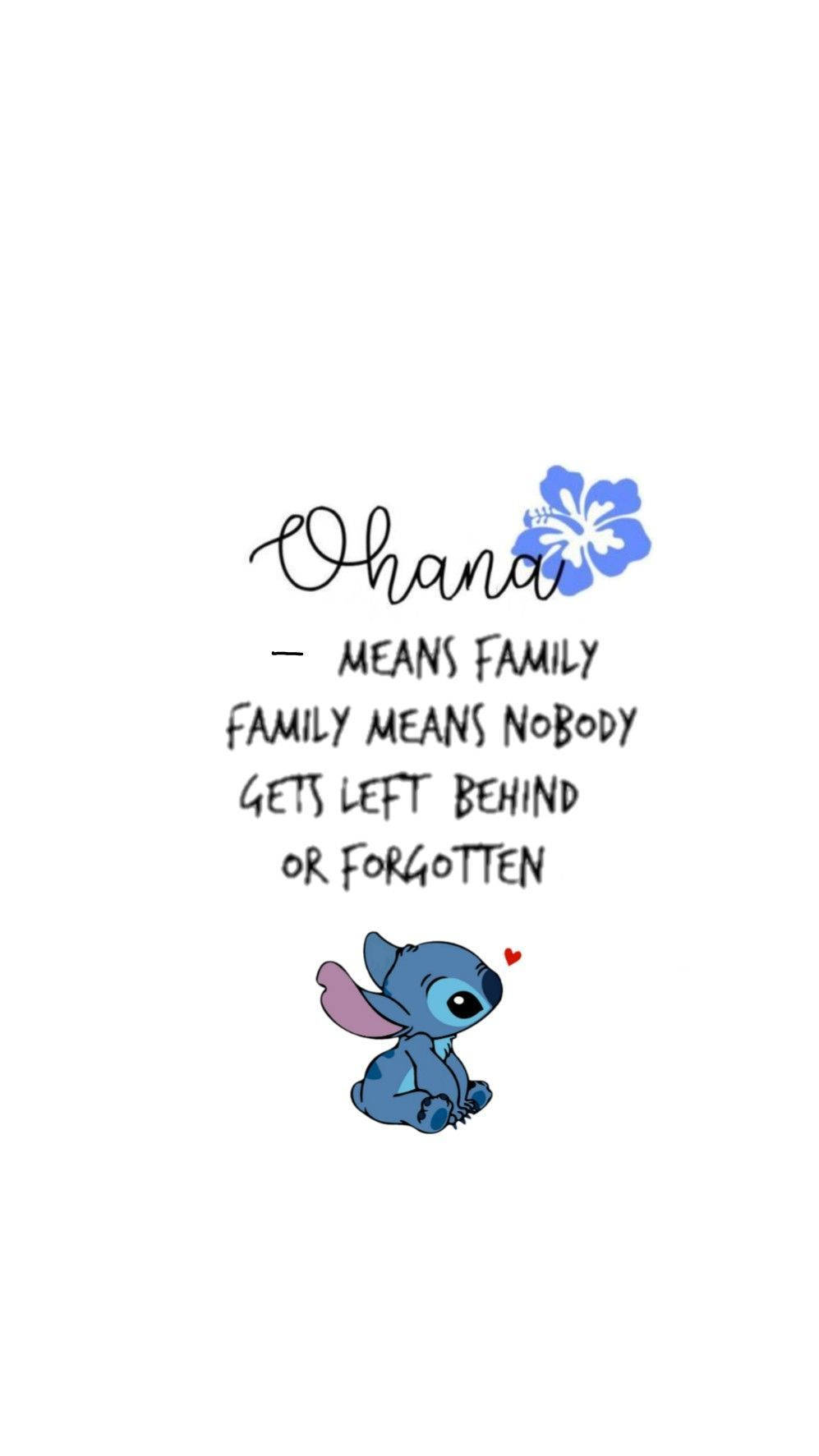 Family 桌布 壁紙 — 一隻可愛的藍色史迪仔坐在手寫文字「Ohana 意味著家庭」下方，配有一朵藍色木槿花。
