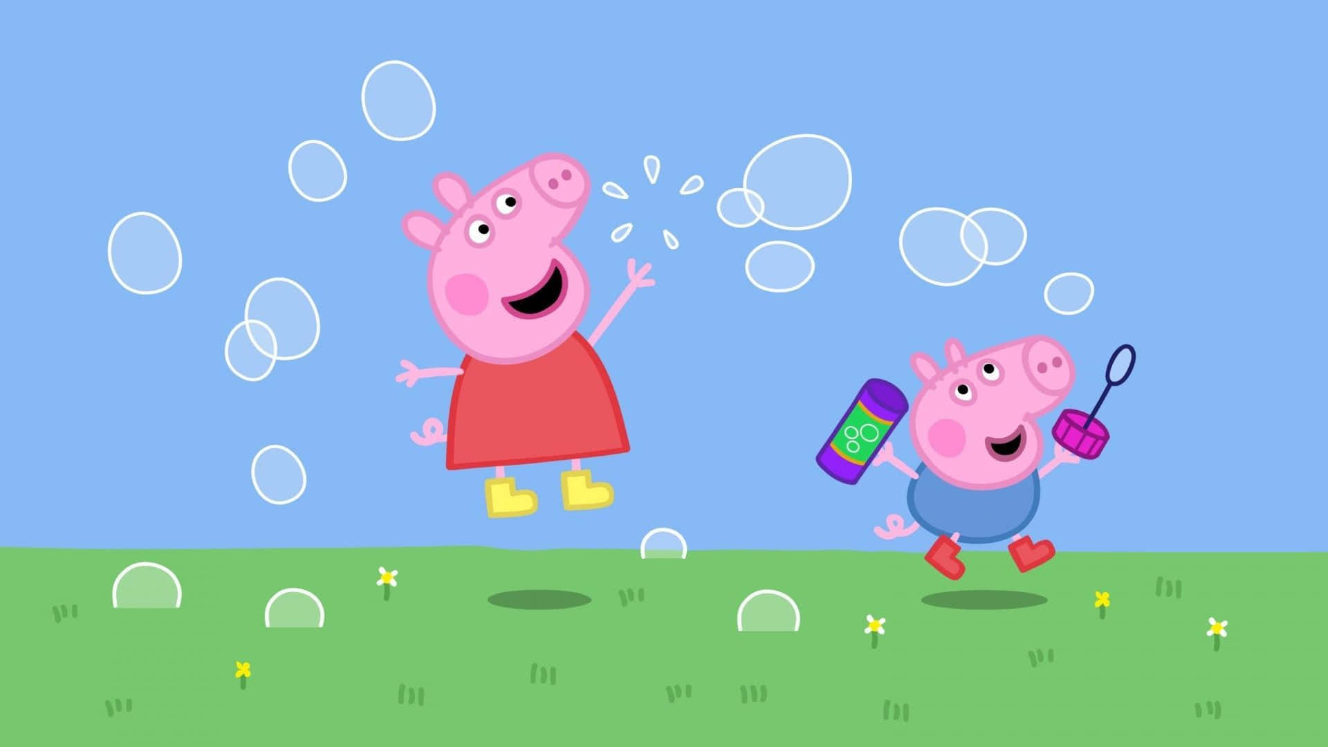 一隻可愛的豬在陽光下休憩 壁紙 — Peppa Pig 和 George 在晴朗的藍天下，於明亮的綠色田野上快樂地追逐漂浮的肥皂泡。