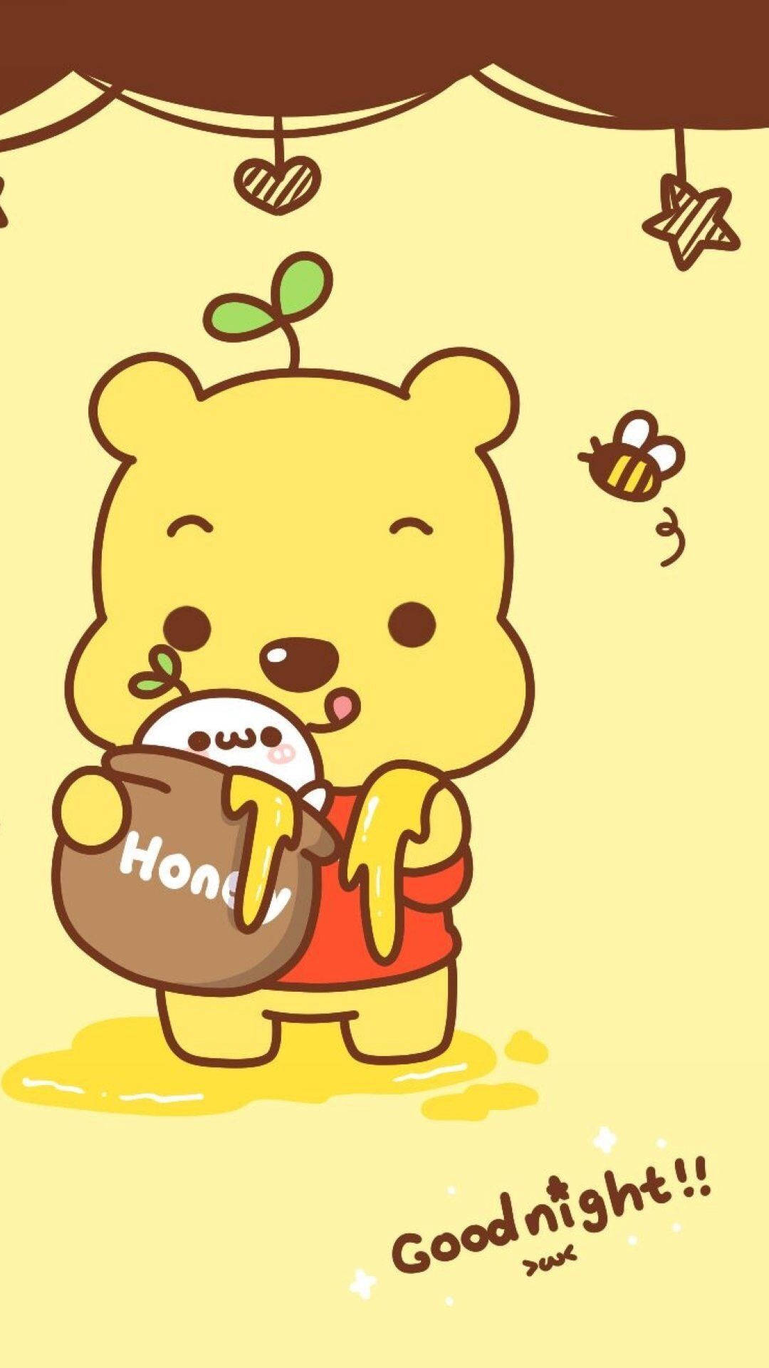  壁紙 — 一隻可愛的黃色卡通熊全身沾滿蜂蜜，拿著一個蜂蜜罐，一隻蜜蜂在懸掛的星星下飛過。
