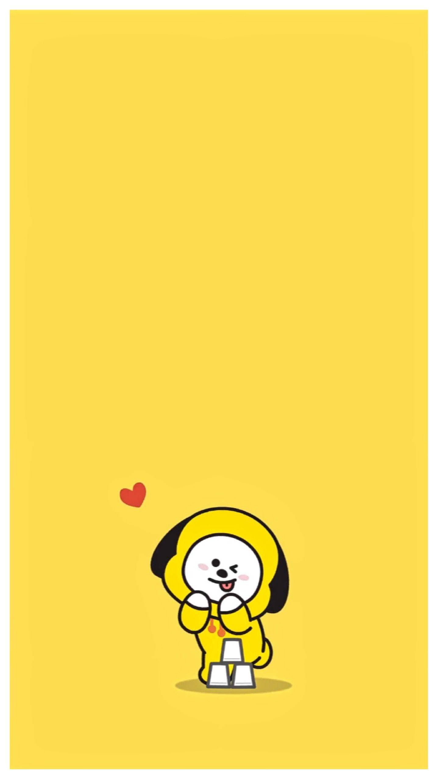 BT21 桌布 壁紙 — 一隻可愛的黃色卡通狗，黑色耳朵，微笑著拿著一個小紅心，背景是純黃色。
