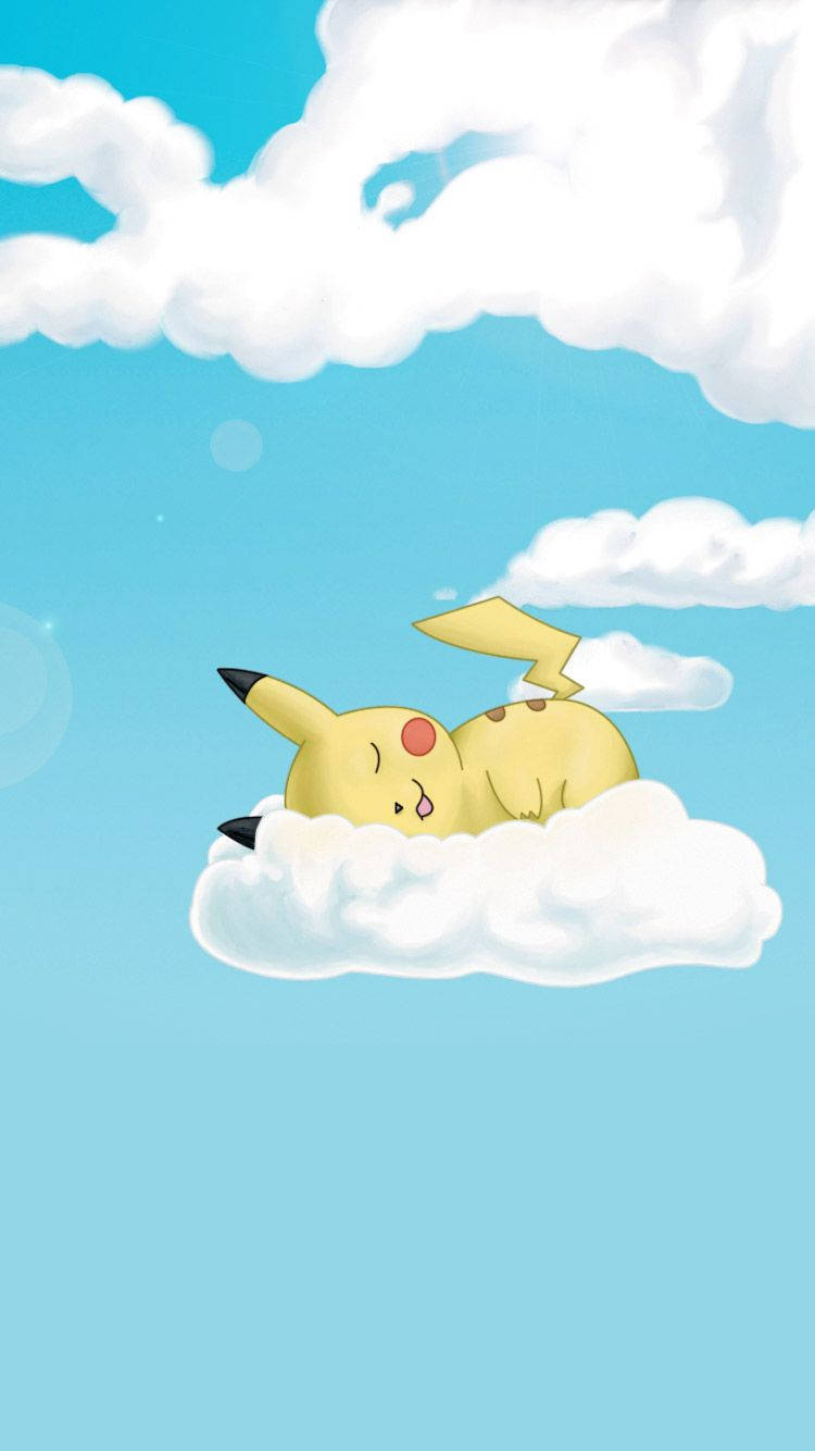 cute sleepy 桌布 壁紙 — 一隻可愛的黃色比卡超在明亮的藍天背景下，蜷縮在 fluffy 白色雲朵上安詳地睡著。