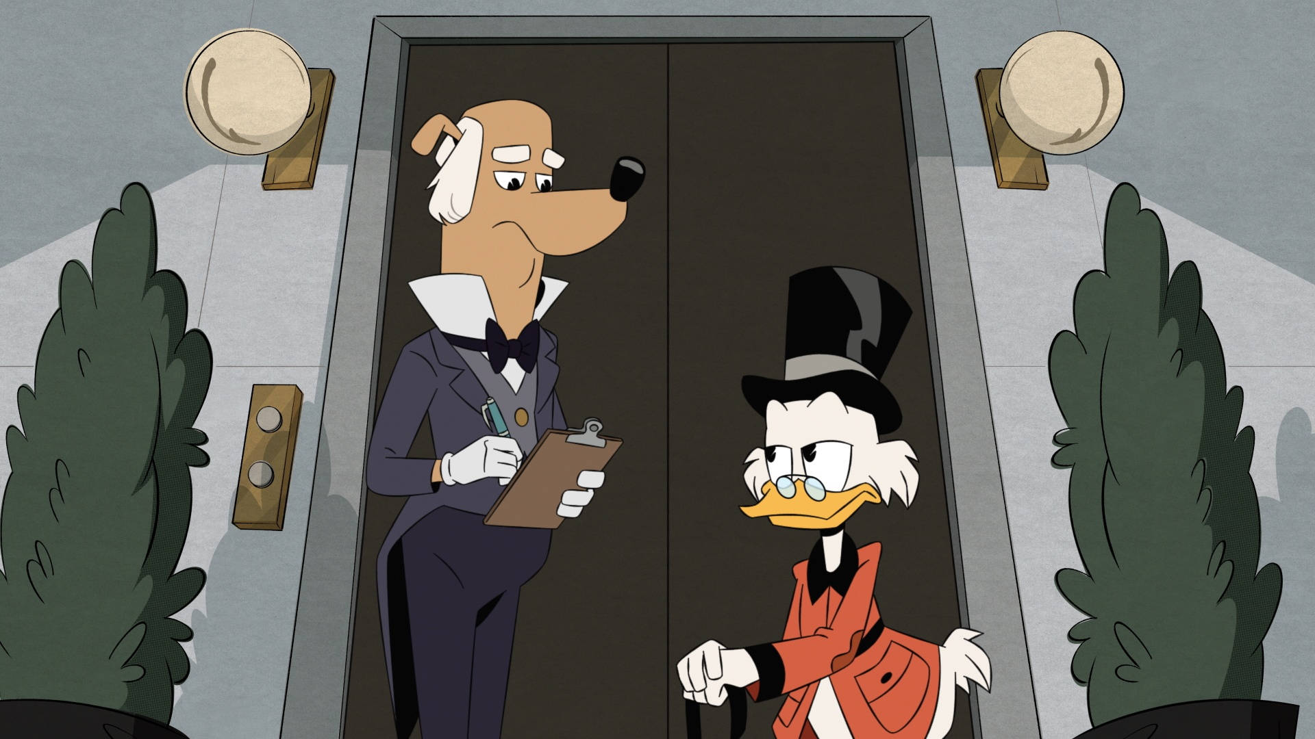 DuckTales Duckworth 壁紙 — 一隻嚴肅的管家狗拿著剪貼板，而史高治·麥克達克戴著高帽和紅色外套站在優雅的門口，兩旁是綠色籬笆。