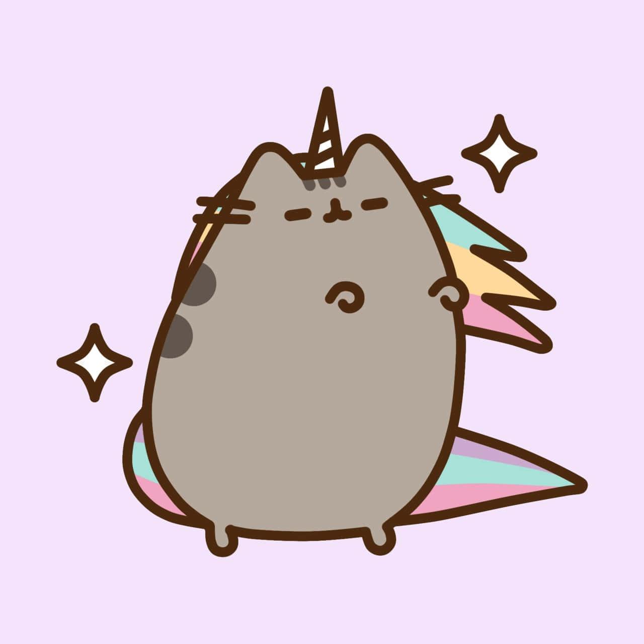 Cute Animations 桌布 壁紙 — 一隻圓潤的灰色貓咪，長有獨角獸角和彩虹尾巴，在柔和的薰衣草背景上，伴隨著閃爍的星星，安靜地坐著。