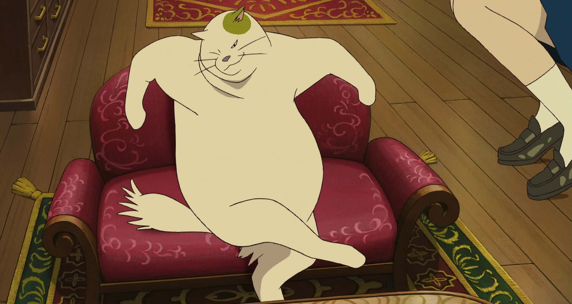the cat returns 桌布 壁紙 — 一隻圓潤的白貓戴着綠色帽子，懶洋洋地躺在木地板的房間裏一張紅色圖案扶手椅上。