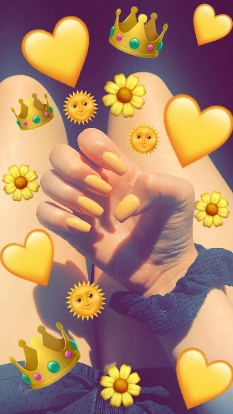 Cute Nails 桌布 壁紙 — 一隻塗有黃色指甲油的手被漂浮的黃色心形、太陽和皇冠表情符號包圍，背景為紫色。