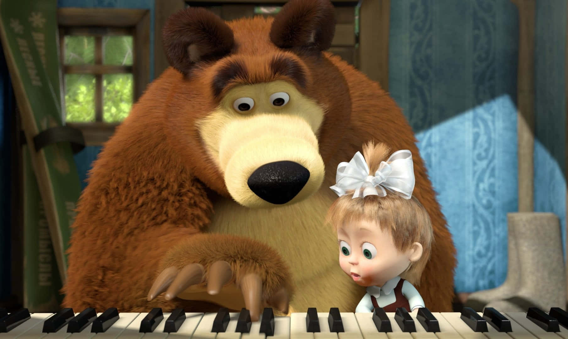 Masha And The Bear 桌布 壁紙 — 一隻大棕熊和一個戴白色蝴蝶結的小女孩一起坐在舒適的木房間裏的鋼琴前。