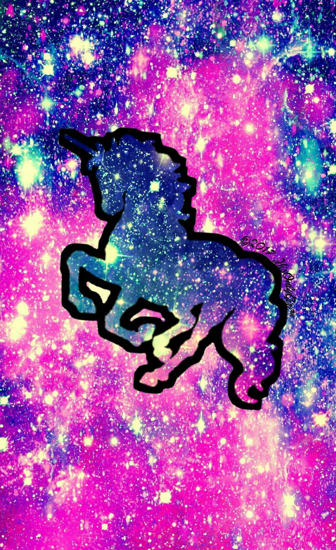 閃粉 桌布 壁紙 — 一隻大膽的黑色輪廓獨角獸剪影在閃爍的宇宙背景下跳躍，背景有粉紅色、紫色和藍綠色的星星。