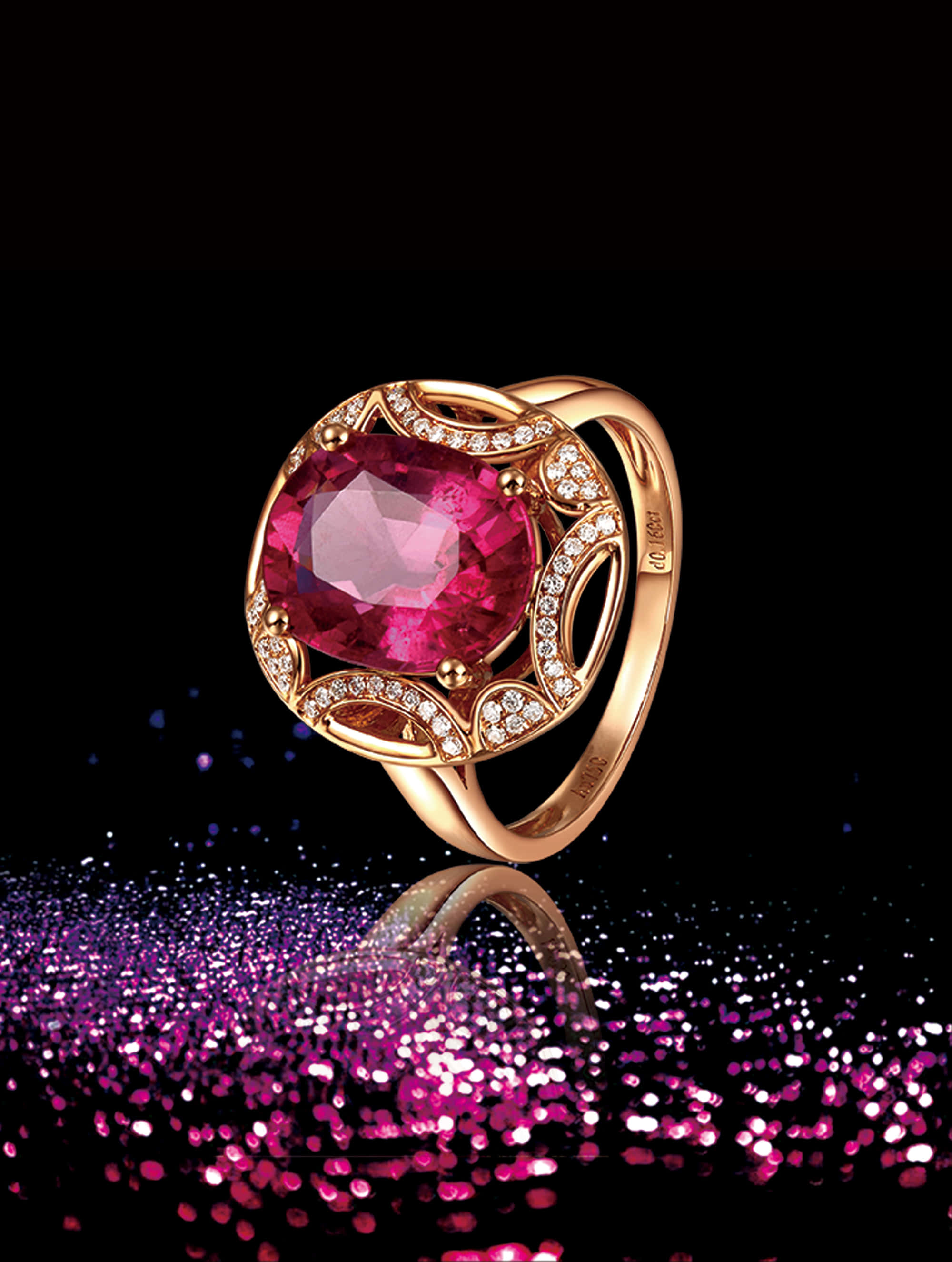 Jewelry Design 桌布 壁紙 — 一隻奢華的玫瑰金戒指，鑲有大型粉紅色寶石和鑽石點綴，放置在黑色背景上閃閃發光的紫色粉末上。