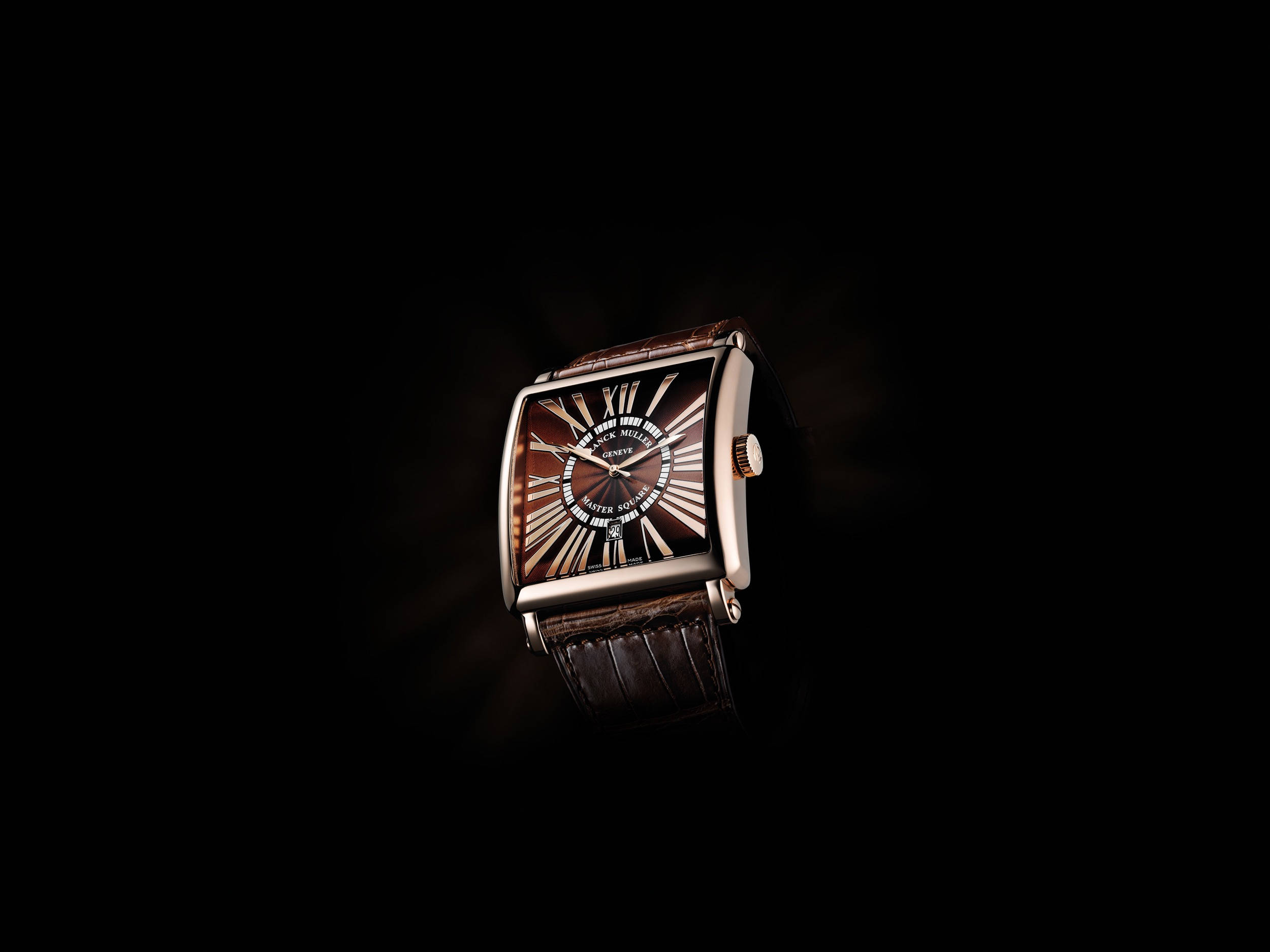 Franck Muller Master Square 壁紙 — 一隻奢華的玫瑰金手錶，帶有羅馬數字和棕色皮革錶帶，在純黑背景上閃耀光芒。