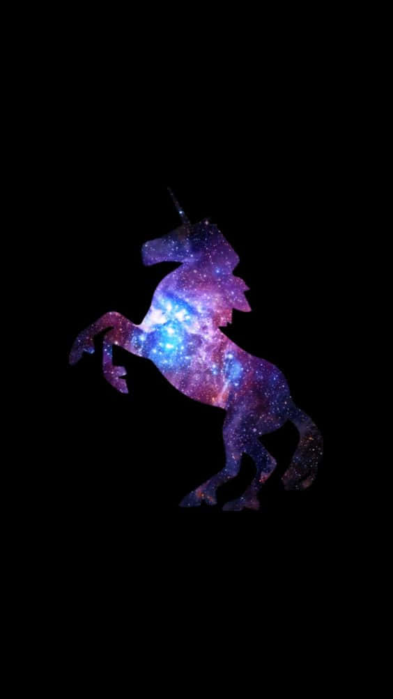 一匹發光的宇宙獨角獸在黑色背景前揚起。