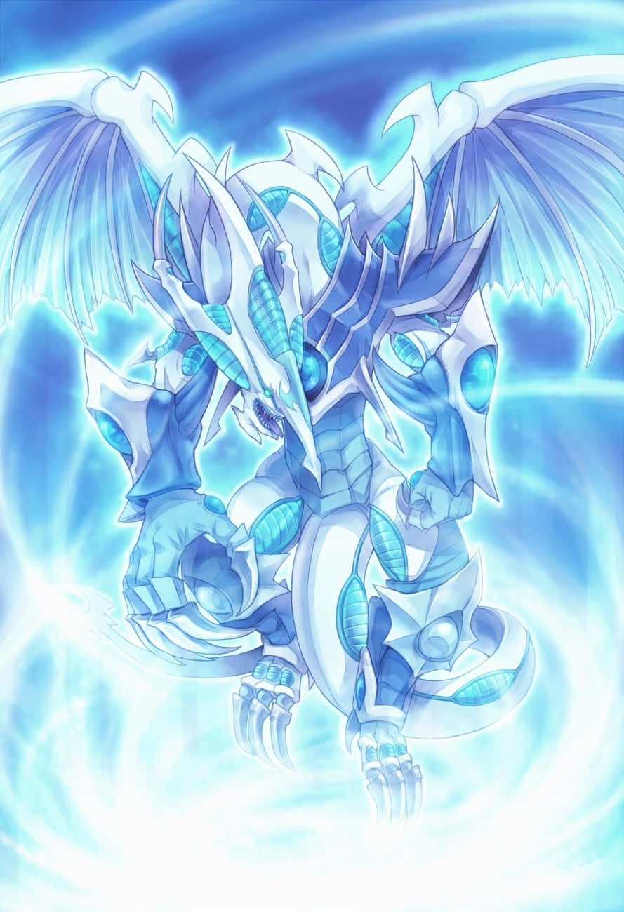 Yugioh Dragons 桌布 壁紙 — 一隻威嚴的藍白裝甲龍，擁有發光的眼睛和翅膀，在旋轉的能量背景中散發力量。