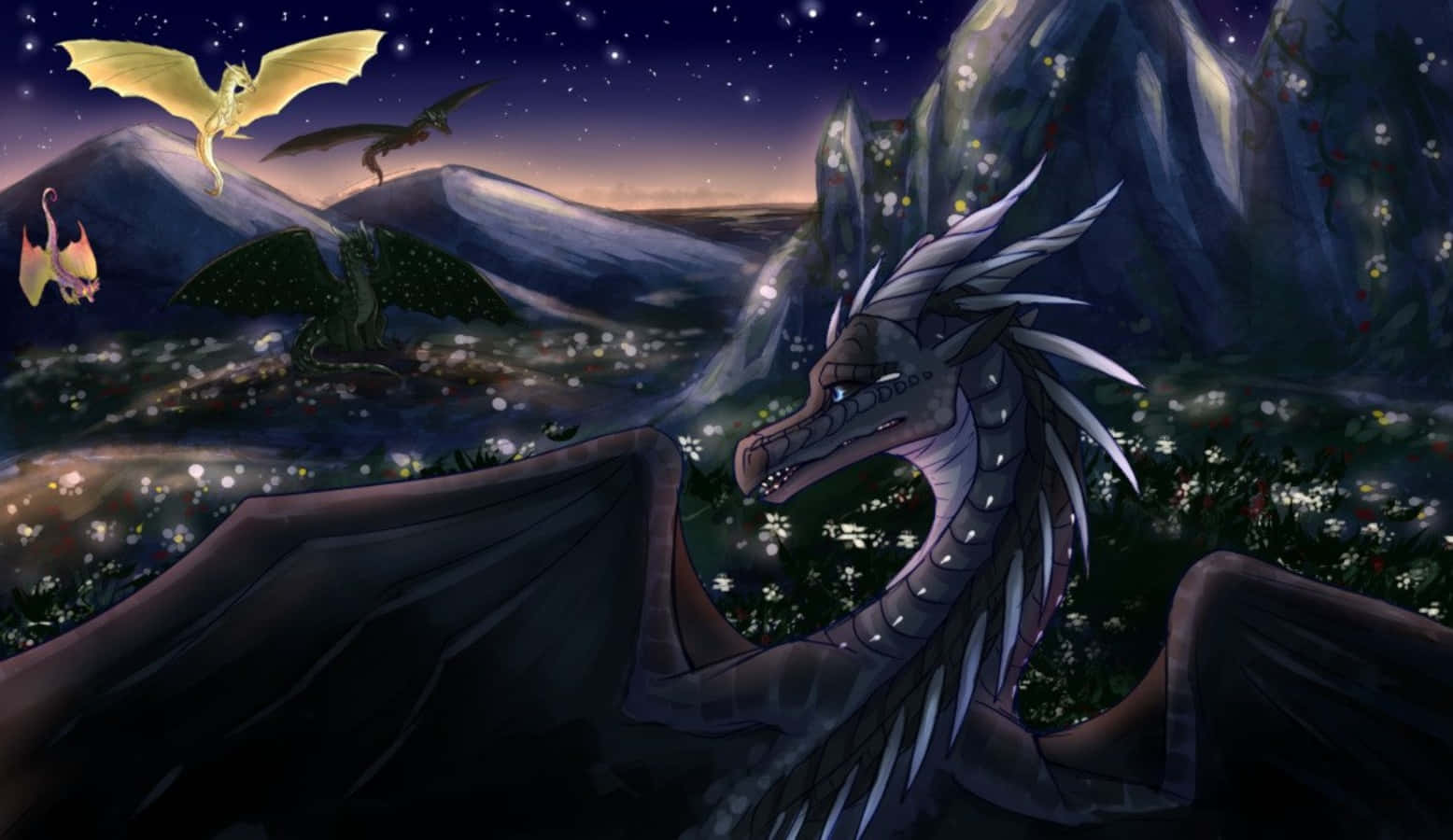 火之翼 桌布 壁紙 — 一隻威嚴的銀色龍，眼睛發光，俯瞰著一個星光燦爛的夜晚山谷，山谷中充滿了發光的花朵和其他在雪覆蓋的山峰上空翱翔的龍。