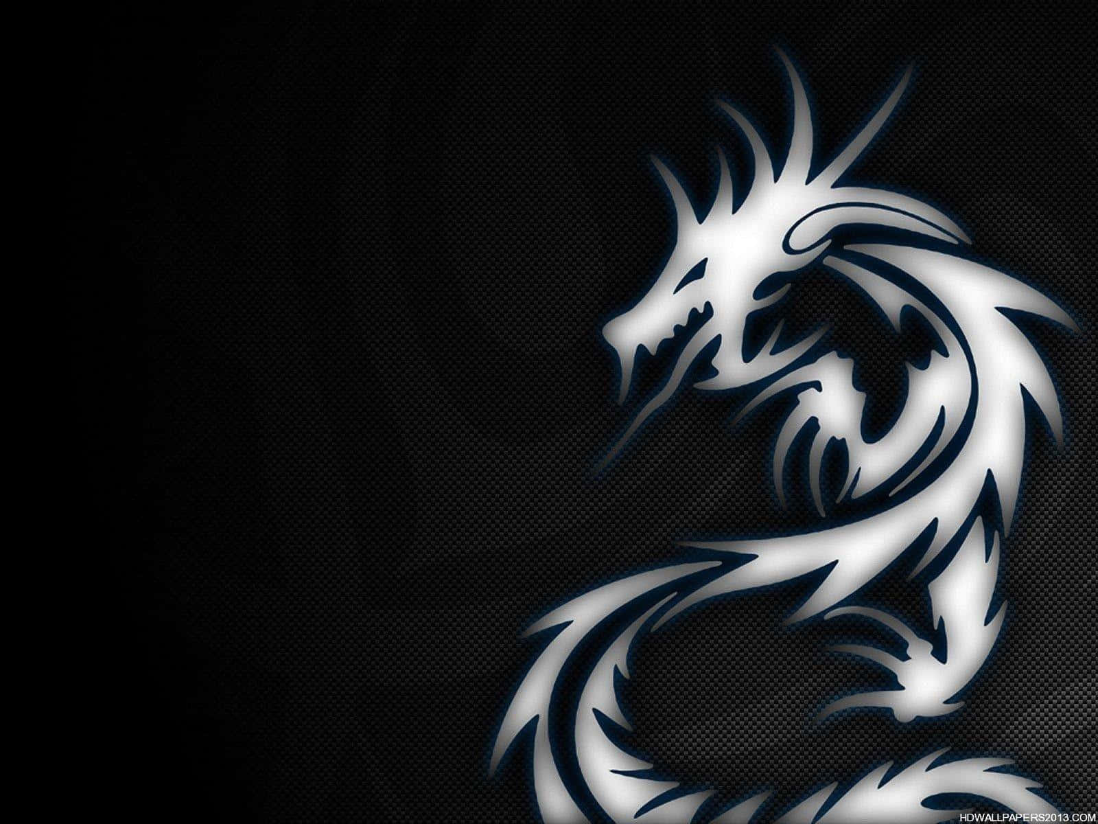 一隻威武巨龍在夜空中噴吐烈焰 壁紙 — 一條光滑的銀色龍，帶有發光的邊緣，在紋理黑色背景上動態盤繞。