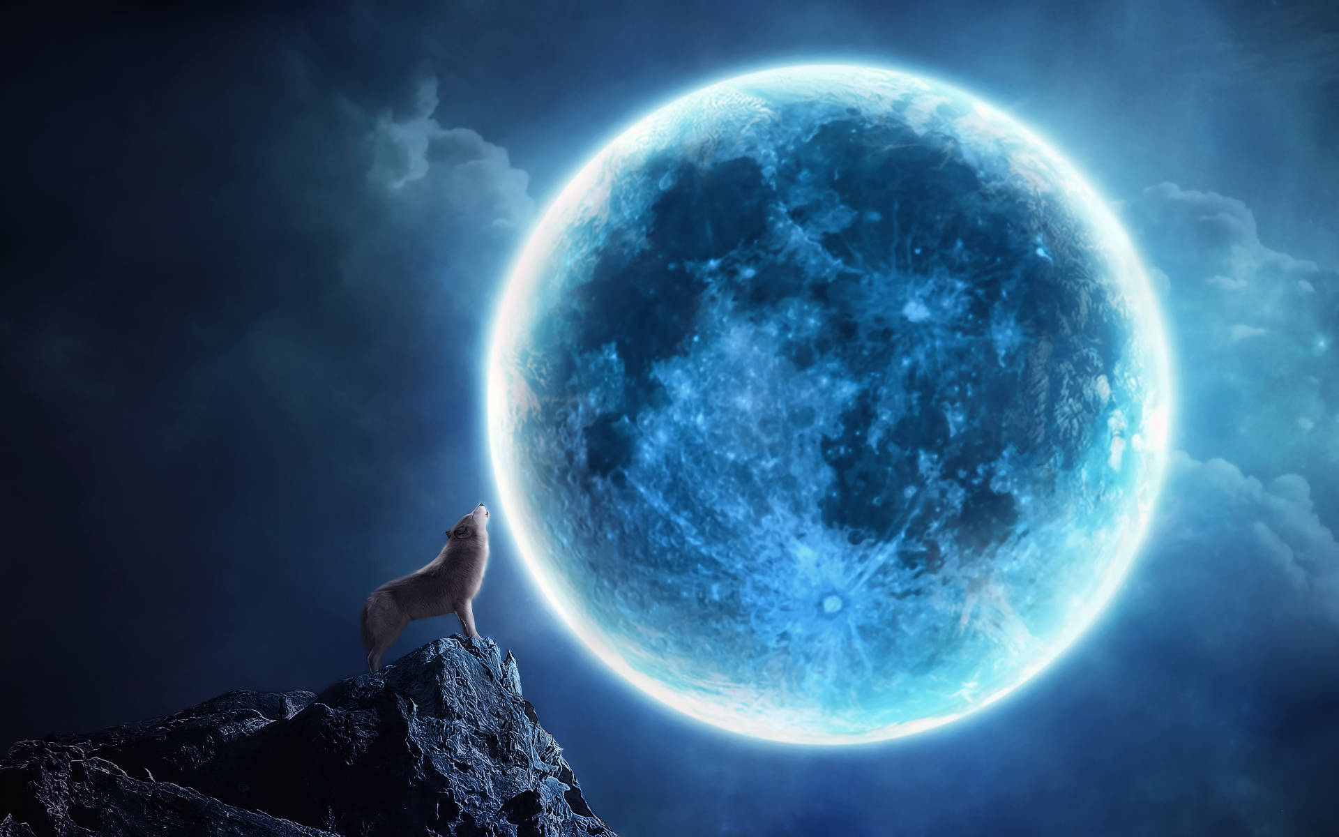 夜空 桌布 壁紙 — 一隻孤狼對著黑暗天空下岩石懸崖上升起的巨大發光藍色月亮嚎叫。