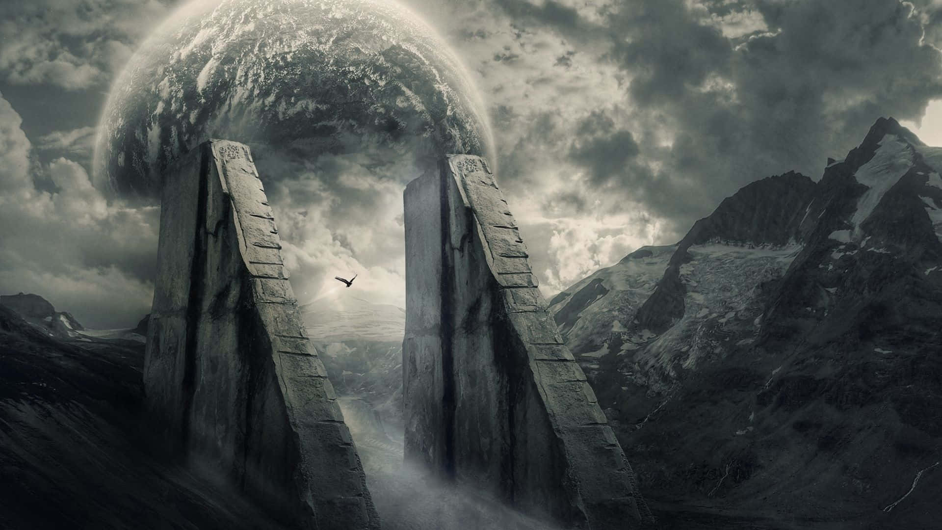 Mysterious 桌布 壁紙 — 一隻孤鳥在風暴山巒的天空中，於兩個巨大石柱之間飛翔，上方懸著一顆迫近的行星。
