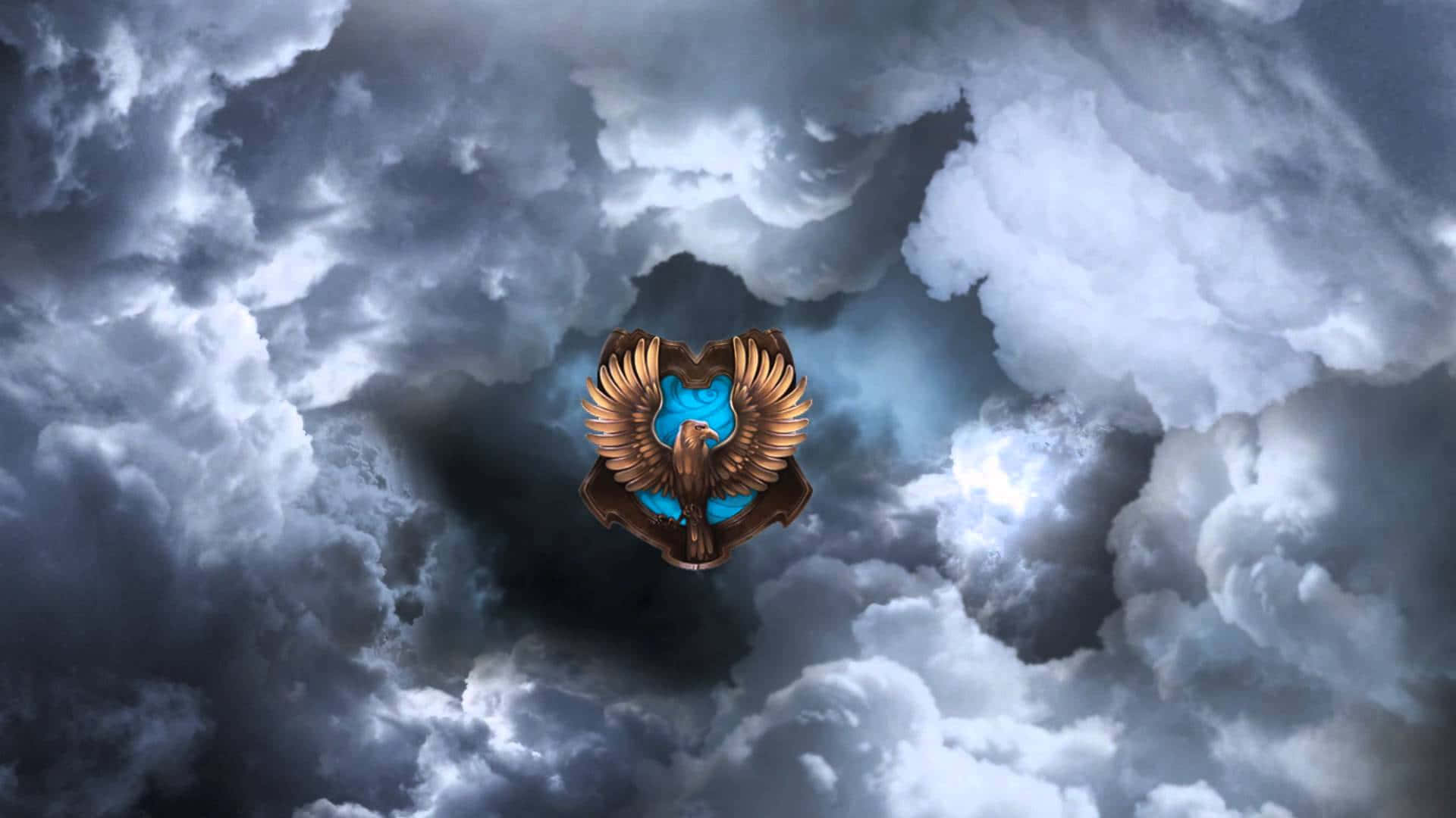 雷文克勞 桌布 壁紙 — 一隻展翅的金雕喺戲劇性嘅暴風雨天空下，攞住一個發光嘅藍色球體。