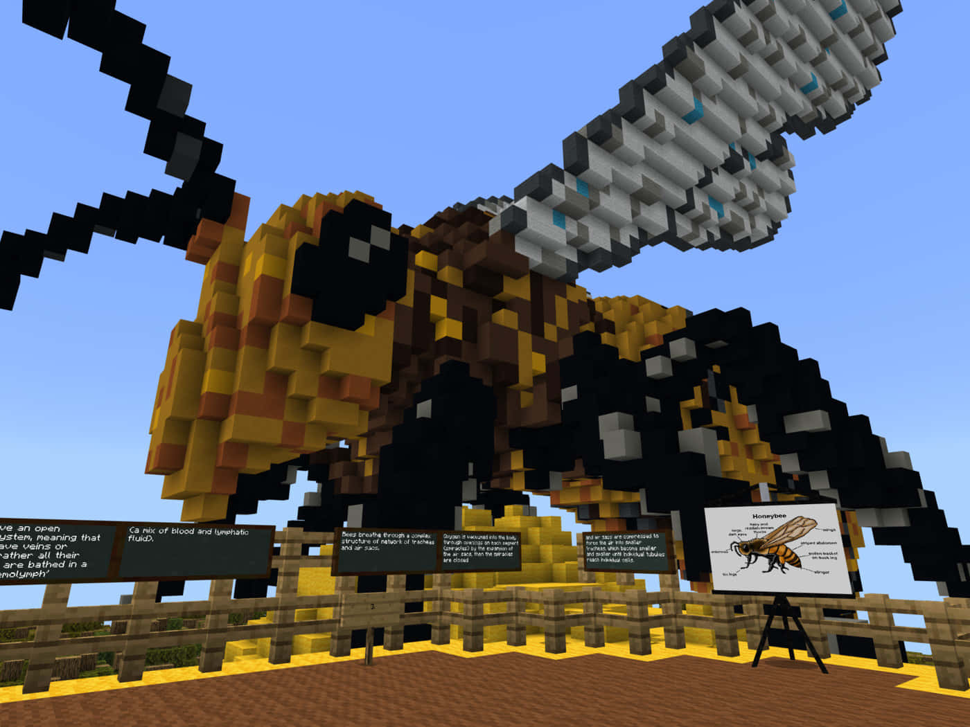 Minecraft Education Edition 桌布 壁紙 — 一隻巨大的像素化蜜蜂，帶有黃黑條紋和方塊翅膀，懸浮在帶有教育標誌的木柵欄上方。