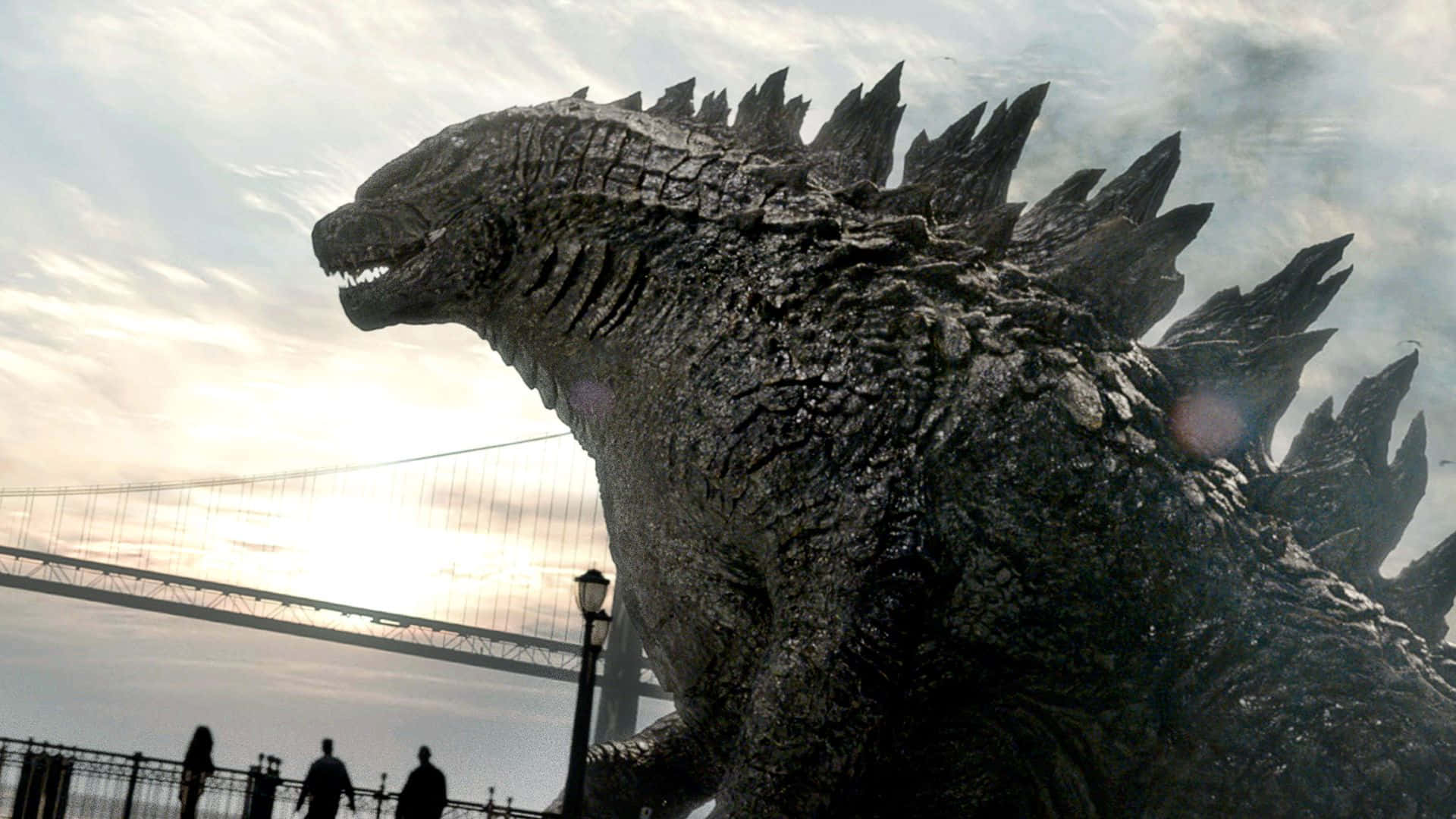 Godzilla 2014 桌布 壁紙 — 一隻巨大的哥斯拉矗立在一座橋上，渺小的人類在朦朧的天空下敬畏地觀看。