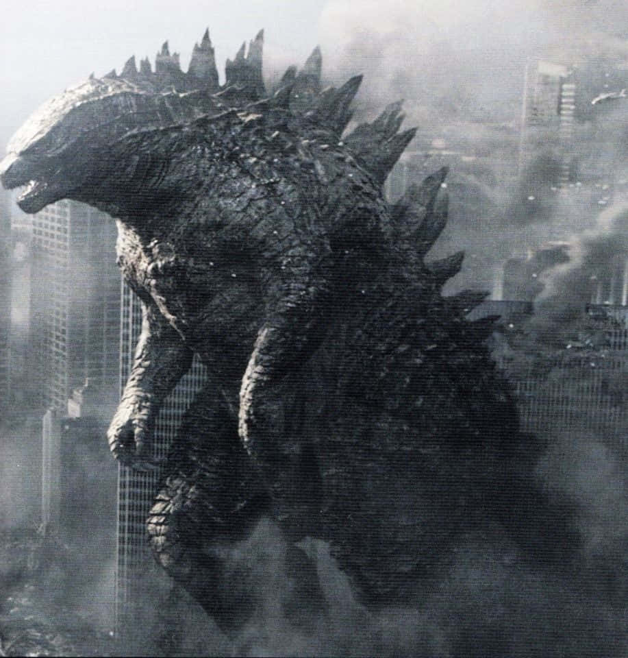 Godzilla 2014 桌布 壁紙 — 一隻巨大的哥斯拉聳立在煙霧瀰漫的城市景觀之上，周圍的摩天大樓正在崩塌。