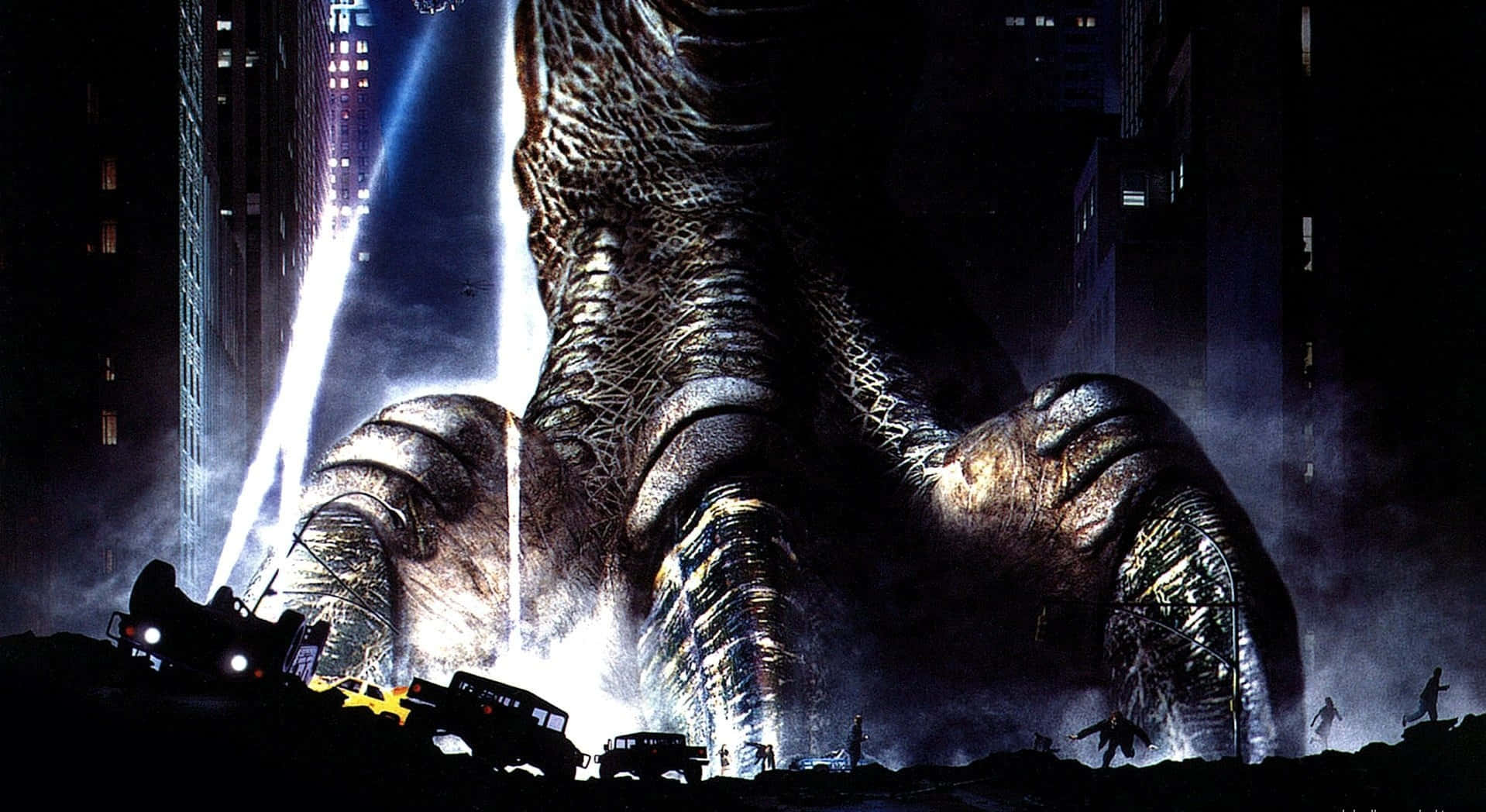 godzilla 1998 桌布 壁紙 — 一隻巨大的恐龍腳在霓虹燈閃爍的夜晚城市中壓碎汽車，周圍是高聳的摩天大樓和逃命的人們。