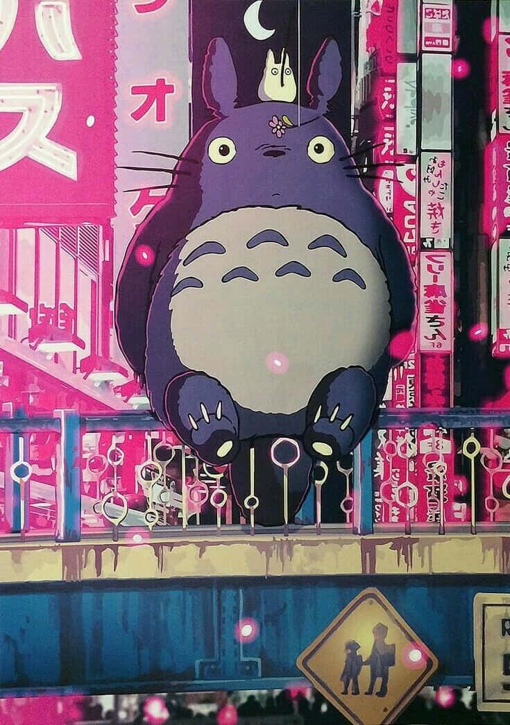 Kawaii Japanese 桌布 壁紙 — 一隻巨大的紫色龍貓坐在夜晚霓虹燈閃爍的東京街道上，周圍是發光的粉紅色招牌和雨水。