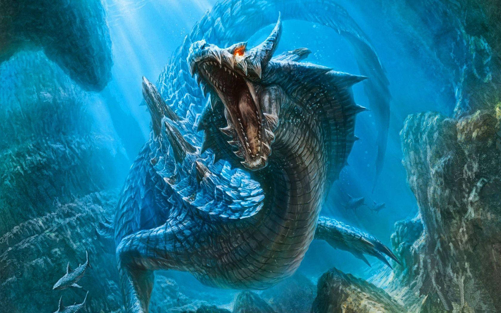 Japanese Dragon Pc 桌布 壁紙 — 一隻巨大的裝甲龍，擁有發光的橙色眼睛，在水下陽光和岩石洞穴中咆哮。