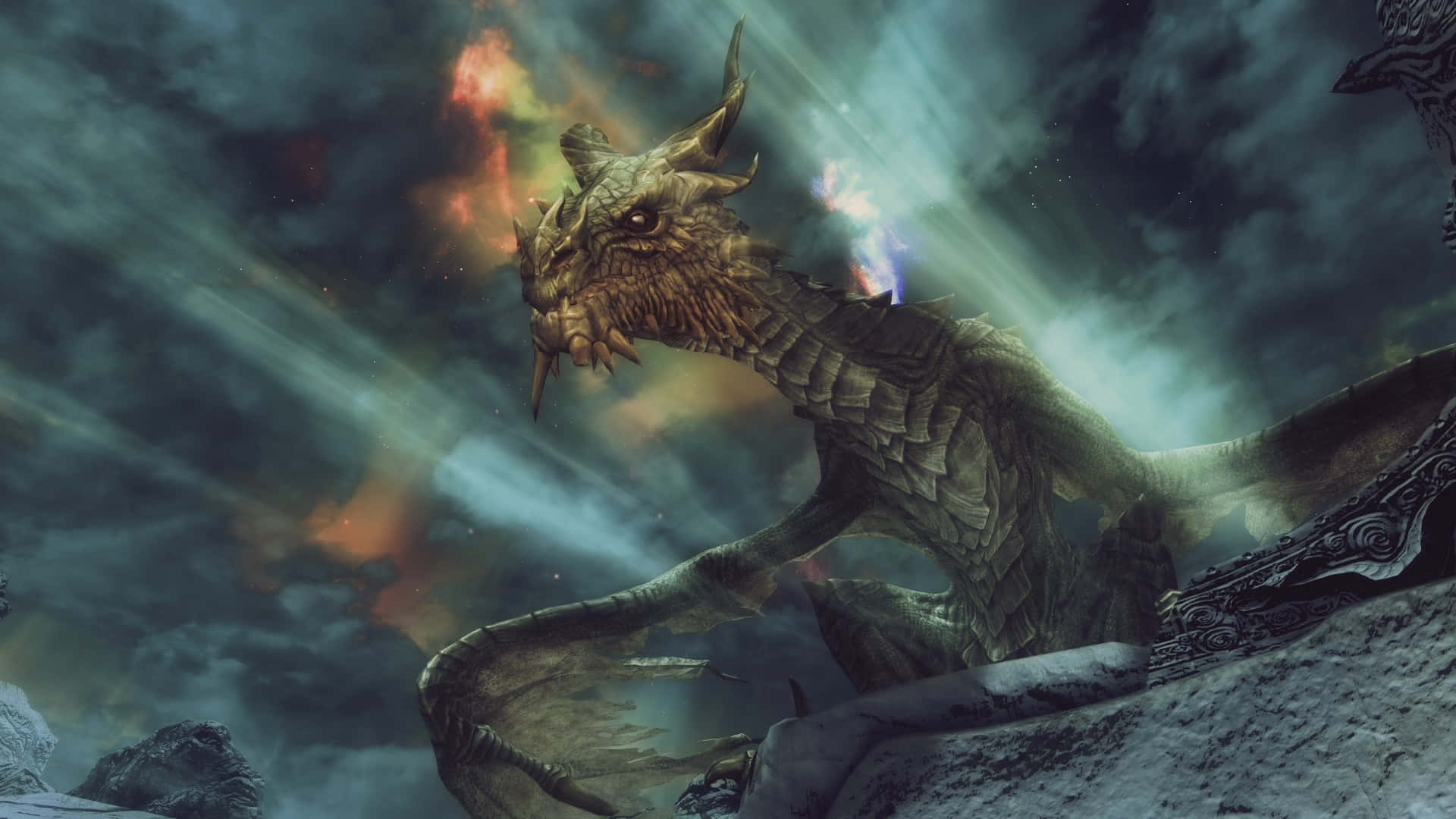 Skyrim Paarthurnax 桌布 壁紙 — 一隻巨大的裝甲龍，眼睛發光，棲息在岩石懸崖上，背景是暴風雨的天空，夾雜著火紅的雲彩。