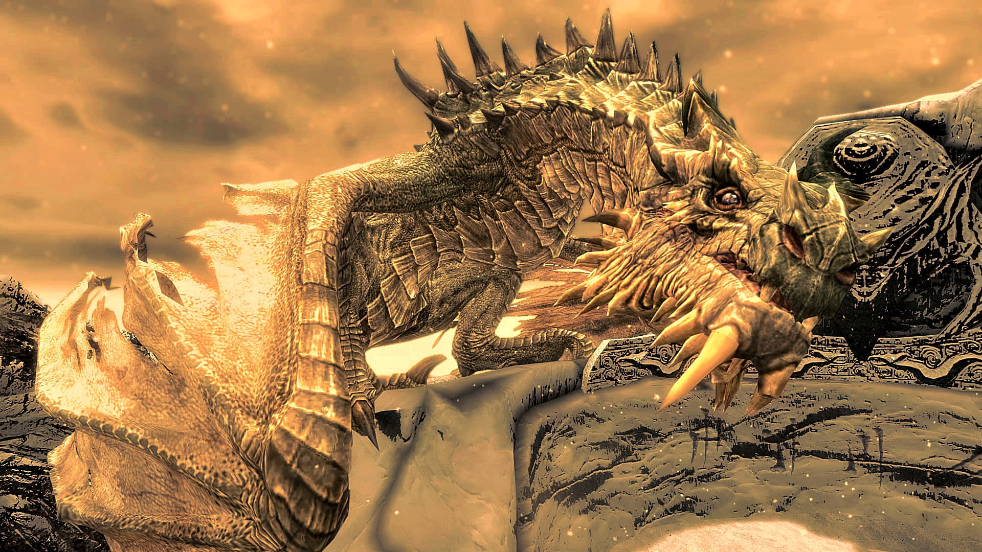 Skyrim Paarthurnax 桌布 壁紙 — 一隻巨大的裝甲龍，長有尖刺鱗片和發光的眼睛，在金色夕陽天空下的岩石懸崖頂上咆哮。
