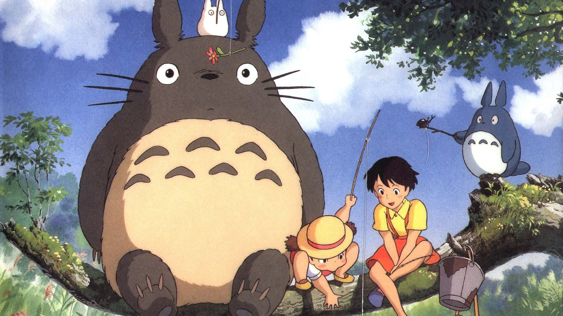 Hayao Miyazaki Movies 桌布 壁紙 — 一隻巨大的龍貓坐在兩個正在釣魚的孩子旁邊，天空湛藍，白雲朵朵，綠樹成蔭。