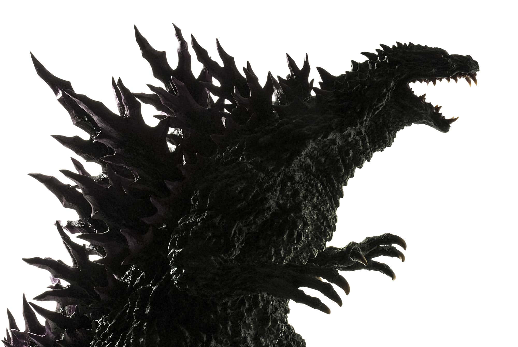 Godzilla 2000 桌布 壁紙 — 一隻帶有尖刺和發光眼睛的黑色哥斯拉雕像在純白背景上咆哮，氣勢洶洶。
