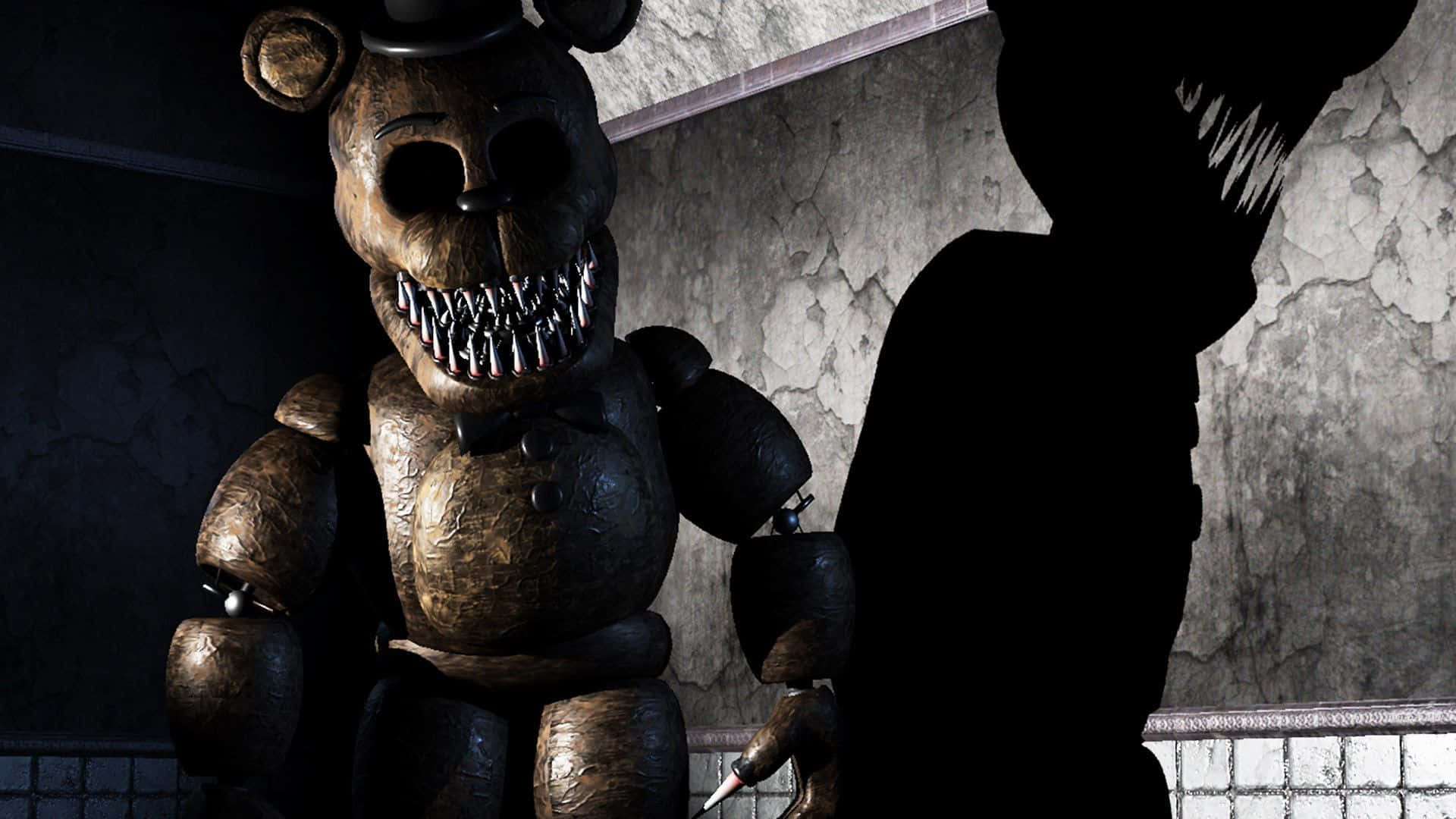 Freddy 桌布 壁紙 — 一隻帶有尖牙的威脅性電子熊站在一個咧嘴笑的陰影人物旁邊，背景是破裂的牆壁。