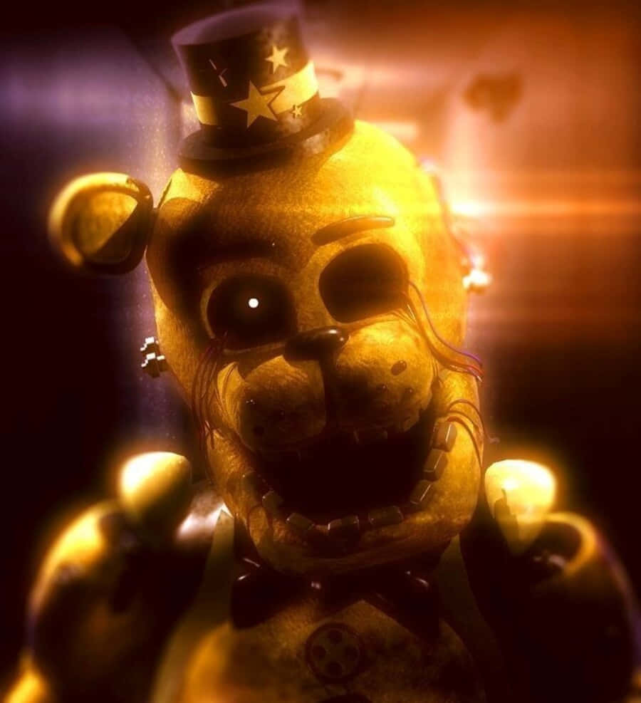 Golden Freddy 桌布 壁紙 — 一隻帶有星形高帽和領結的威脅性金色電子熊在溫暖戲劇性的燈光下發光。