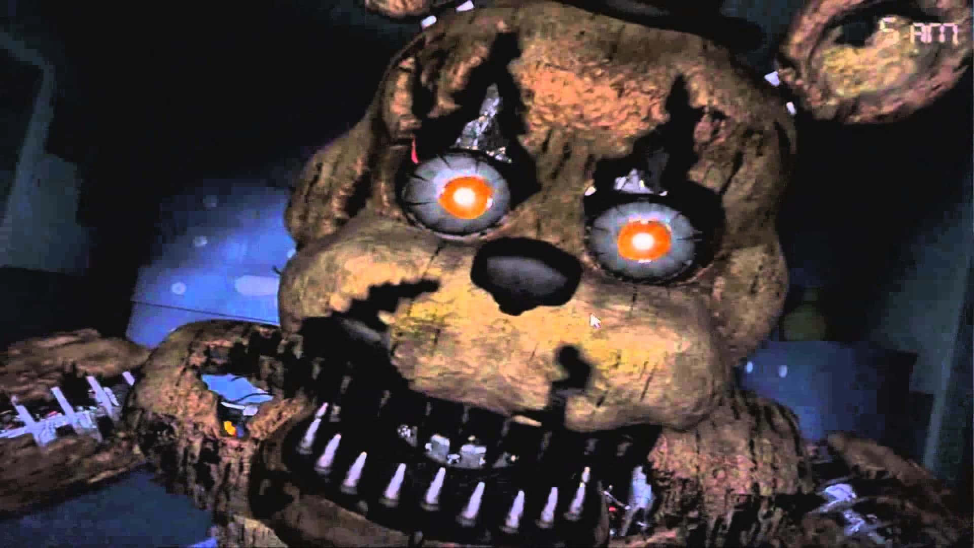 Fnaf Jumpscare 桌布 壁紙 — 一隻帶有發光橙色眼睛和尖銳牙齒的威脅性生鏽電子熊，在黑暗詭異的房間中若隱若現。