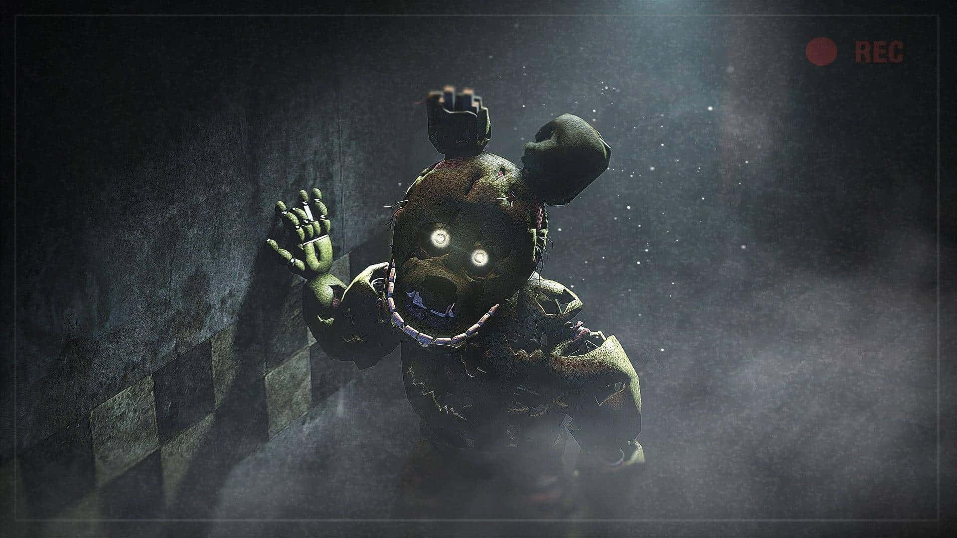 Fnaf Jumpscare 桌布 壁紙 — 一隻帶有發光眼睛和斷鏈笑容的威脅性電子熊，在聚光燈下從霧氣瀰漫的格仔走廊撲出。