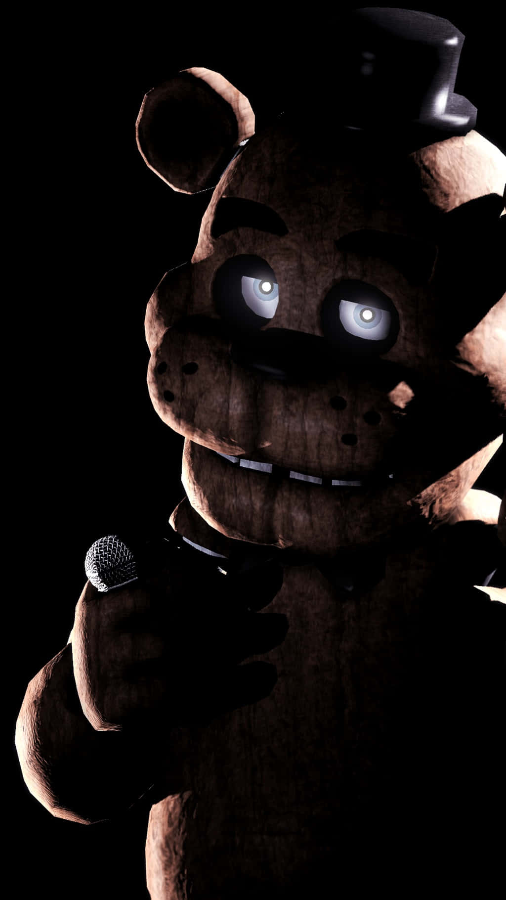 Fazbear Frights 桌布 壁紙 — 一隻帶有發光眼睛和禮帽的威脅性電子熊，在黑色背景前手持麥克風。
