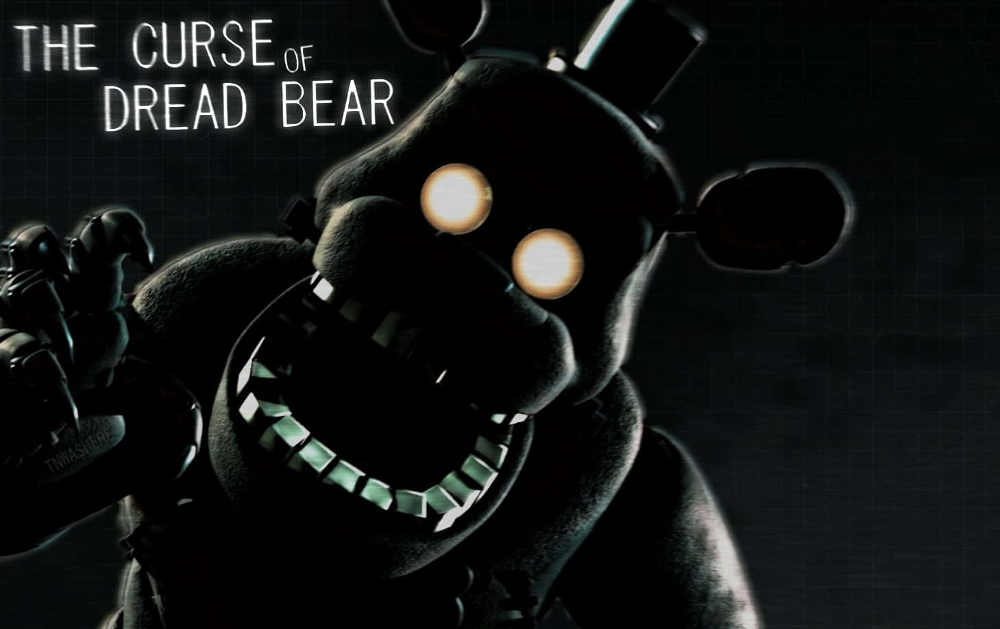 Dreadbear 桌布 壁紙 — 一隻帶有發光眼睛和鋒利牙齒的威脅性黑色電子熊在標題《The Curse of Dread Bear》下潛伏在黑暗中。