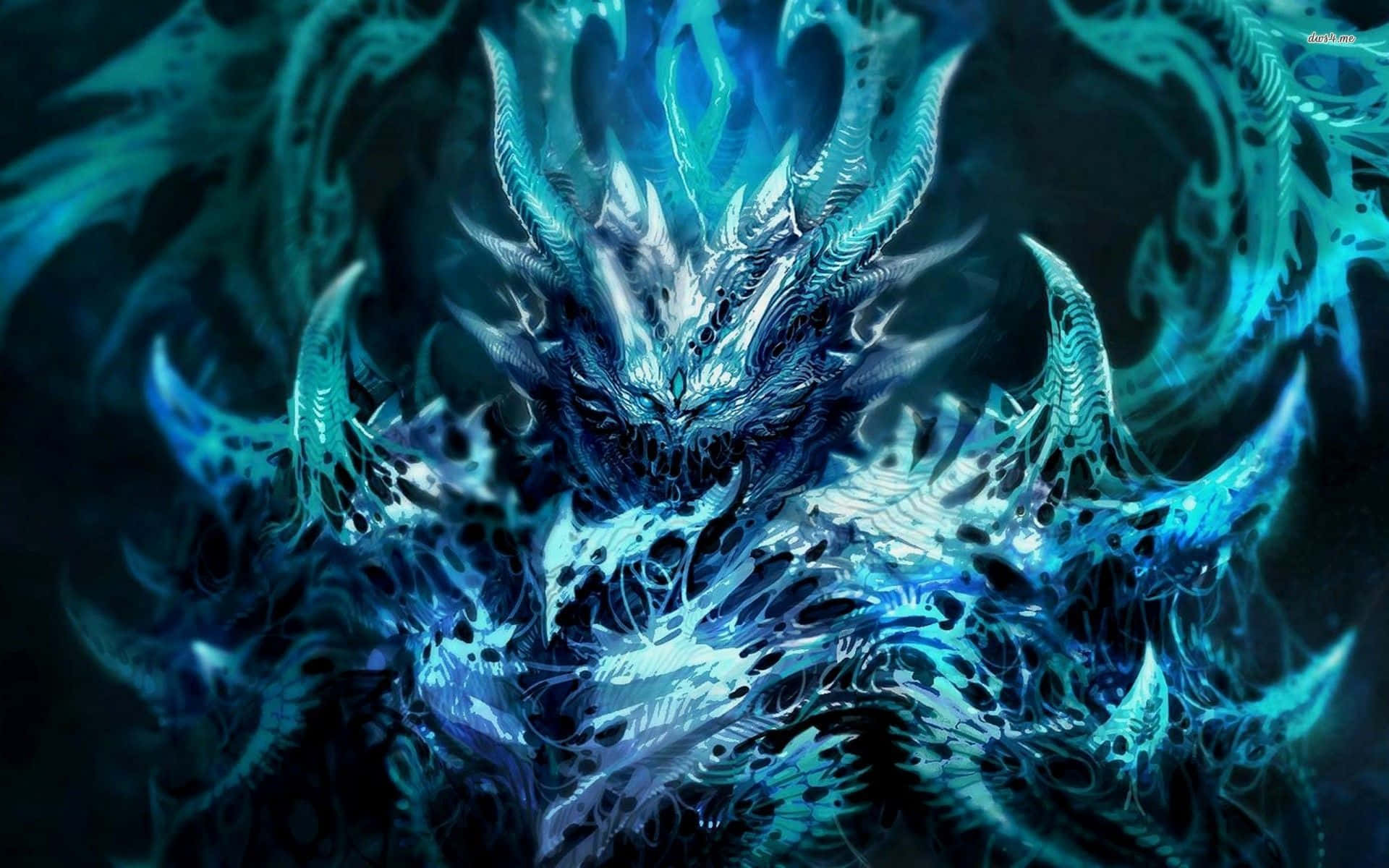 Cool Demon 桌布 壁紙 — 一隻帶有發光眼睛和鋸齒狀角的威脅性藍色龍從旋轉的黑暗能量中出現，構成一個奇幻場景。