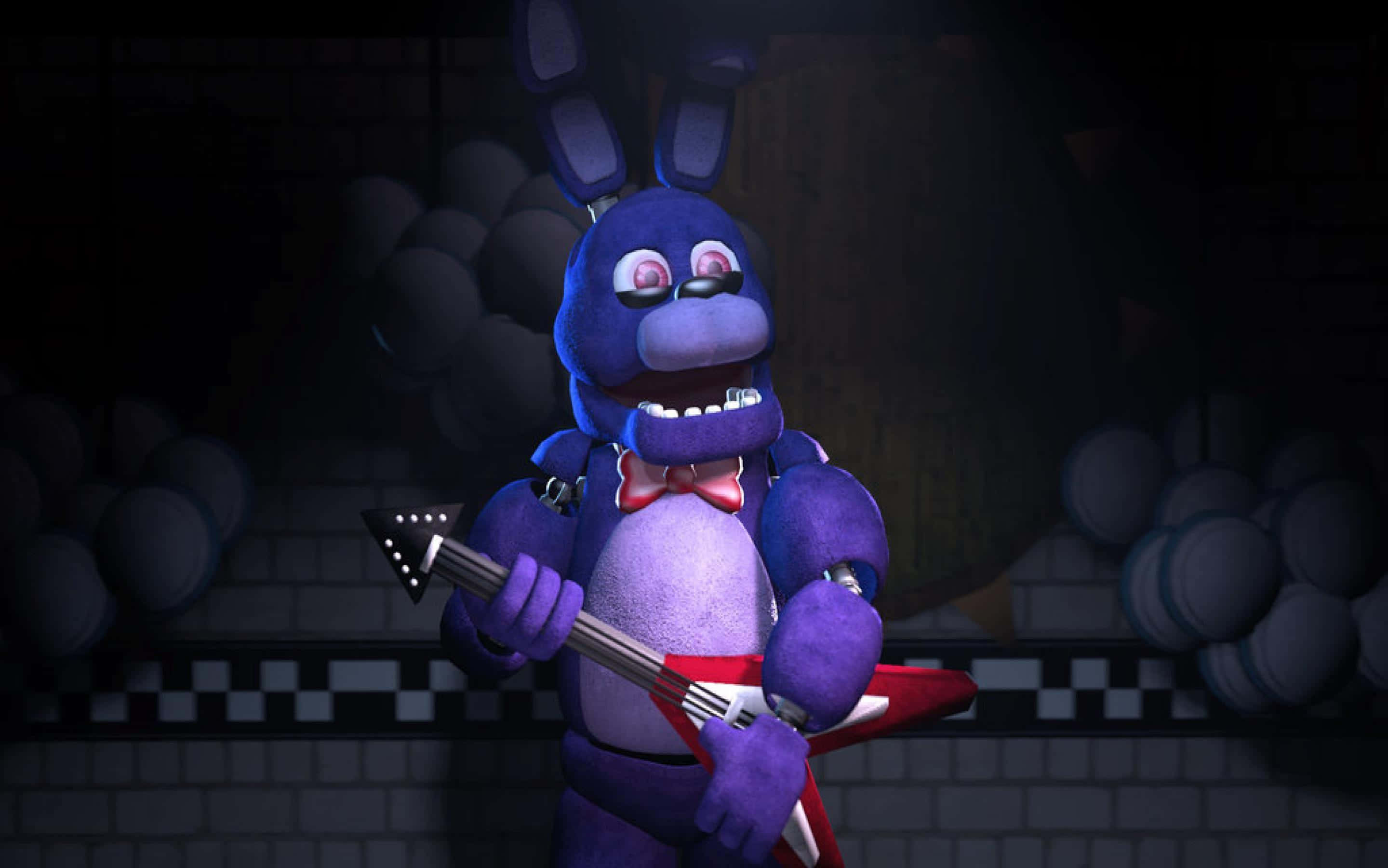 Bonnie The Bunny 桌布 壁紙 — 一隻帶有發光眼睛的威脅性紫色兔子機械人在昏暗的房間裡拿著紅色電結他，房間有格子牆壁。